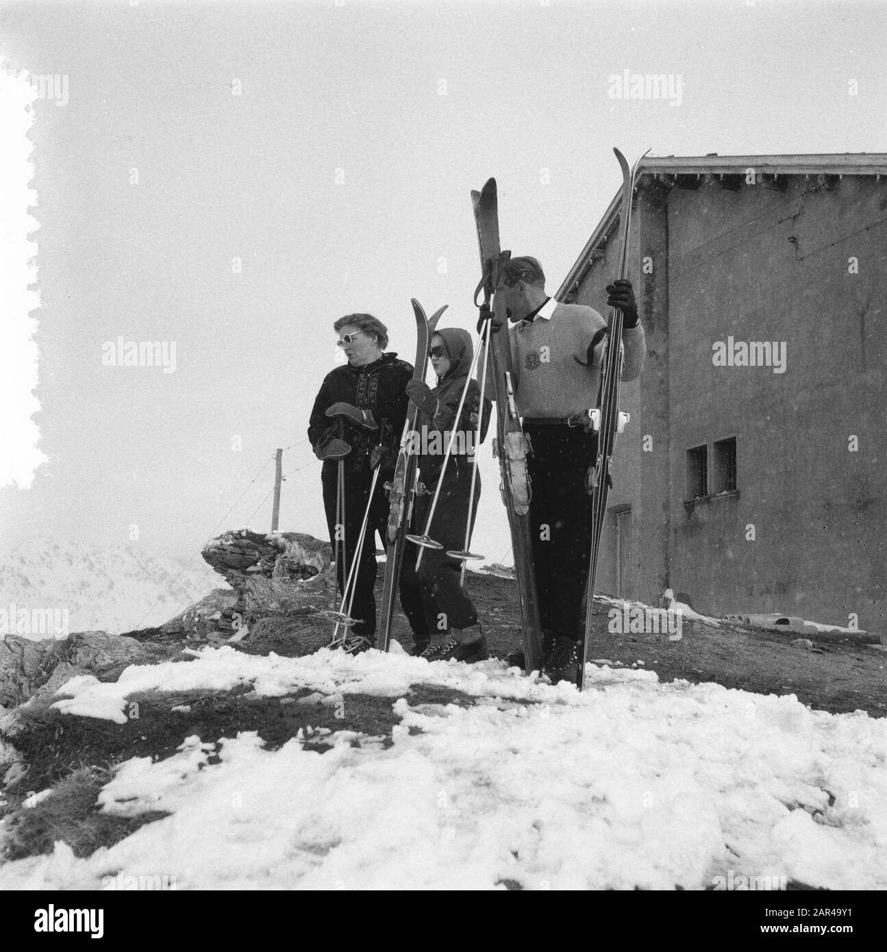 La famiglia reale celebra le vacanze a Sankt Anton/Klosters Regina Juliana, Principe Bernhard e Principessa Beatrix nella neve Data: 8 aprile 1955 Località: Austria, Sankt Anton am Arlberg Parole Chiave: Famiglia reale, sport invernali Nome personale: Beatrix, principessa, Bernhard, Prince, Juliana, Queen Foto Stock