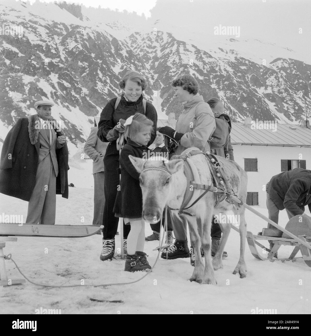 Stay Queen Juliana and Prince and Princess Sankt Anton /Klosters Date: 8 April 1955 Location: Austria, Sankt Anton am Arlberg, Tirol Keywords: Famiglia reale, sport invernali Nome personale: Beatrix, princess, Juliana (queen Netherlands) Foto Stock
