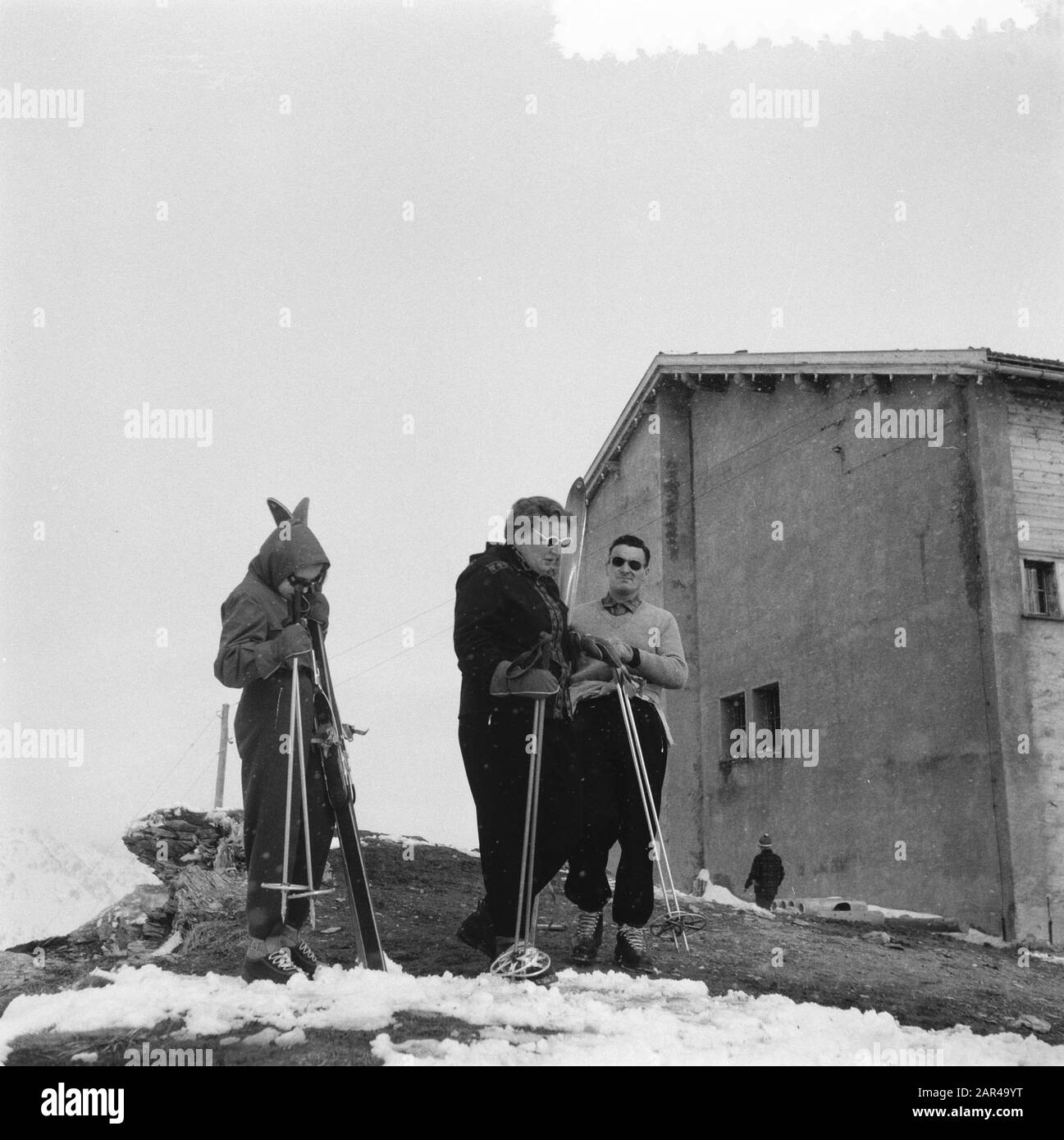 La famiglia reale celebra le vacanze a Sankt Anton/Klosters Regina Juliana e [...] Data: 8 aprile 1955 posizione: Austria, Sankt Anton am Arlberg Parole Chiave: Famiglia reale, sport invernali Nome personale: Juliana, Regina Foto Stock
