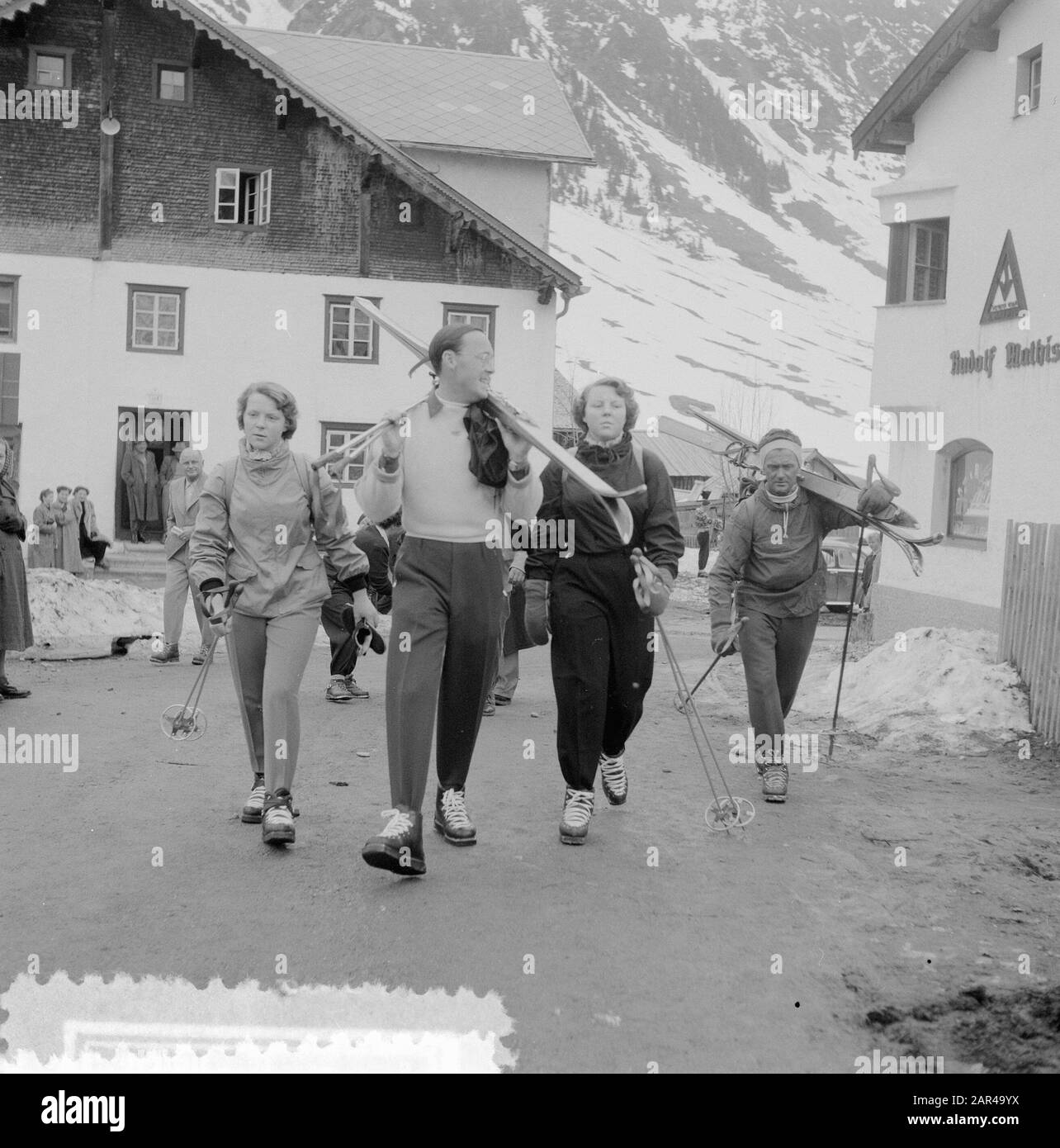 La famiglia reale celebra le vacanze a Sankt Anton/Klosters Regina Juliana e [...] Data: 8 aprile 1955 posizione: Austria, Sankt Anton am Arlberg Parole Chiave: Famiglia reale, sport invernali Nome personale: Juliana, Regina Foto Stock