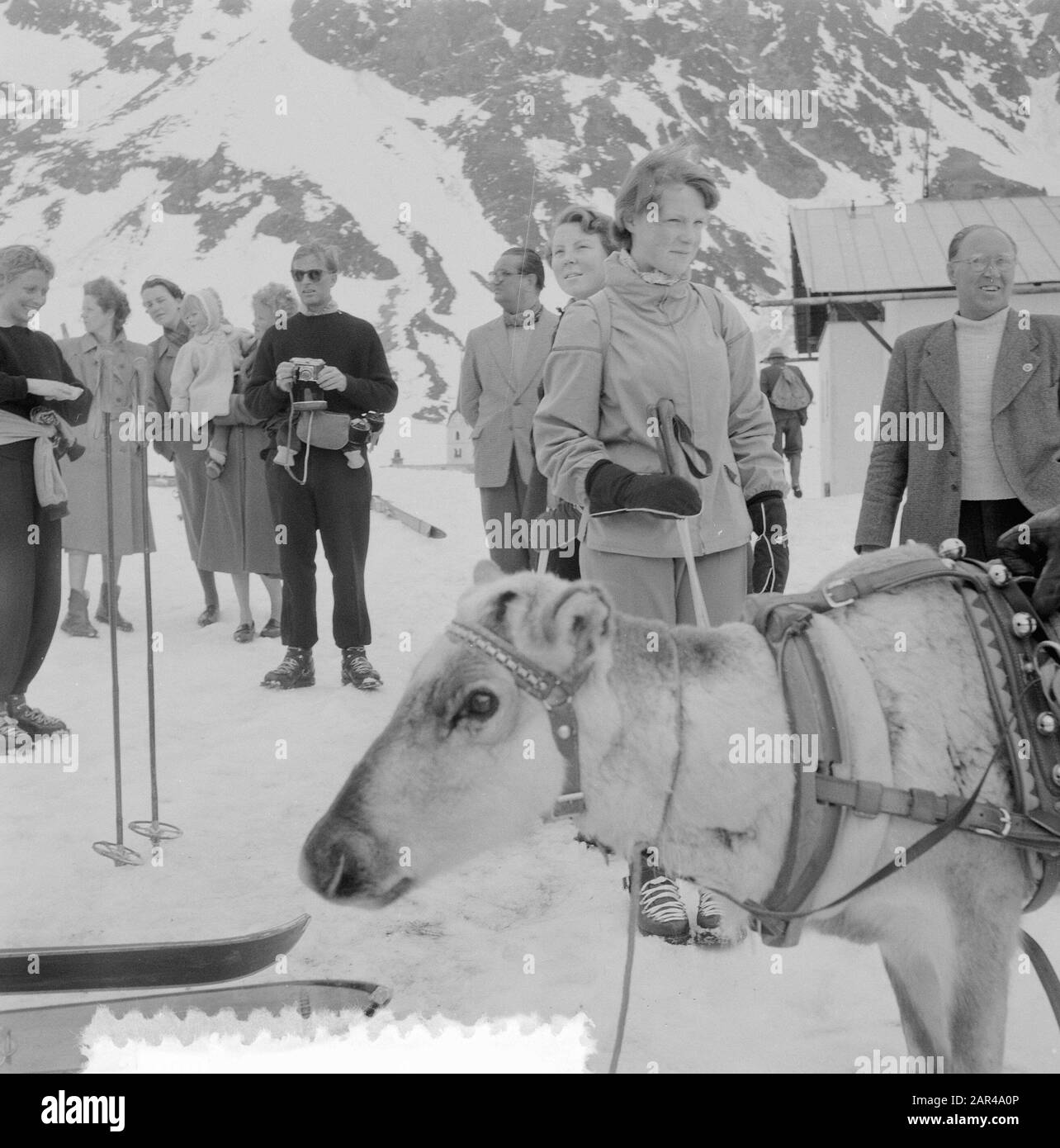 Stay Queen Juliana and Prince and Princess Sankt Anton /Klosters Date: 8 April 1955 Location: Austria, Sankt Anton am Arlberg, Tirol Keywords: Famiglia reale, sport invernali Nome personale: Beatrix, princess, Juliana (queen Netherlands) Foto Stock