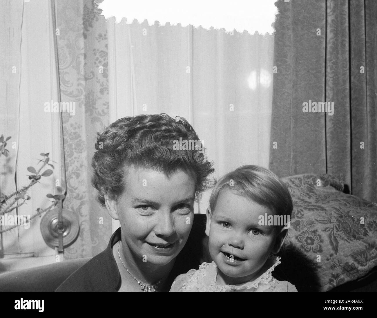 Registrazione Dr. Tetzner Amsterdam Annotazione: Soggetto Dr. Hans Tetzner, ex calciatore e chirurgo. Sua moglie, Elize Anna Theodora (Annetje) le Cosquino de Bussy con la figlia più giovane Data: 23 Novembre 1955 Località: Amsterdam, Noord-Holland Parole Chiave: Bambini, donne Foto Stock