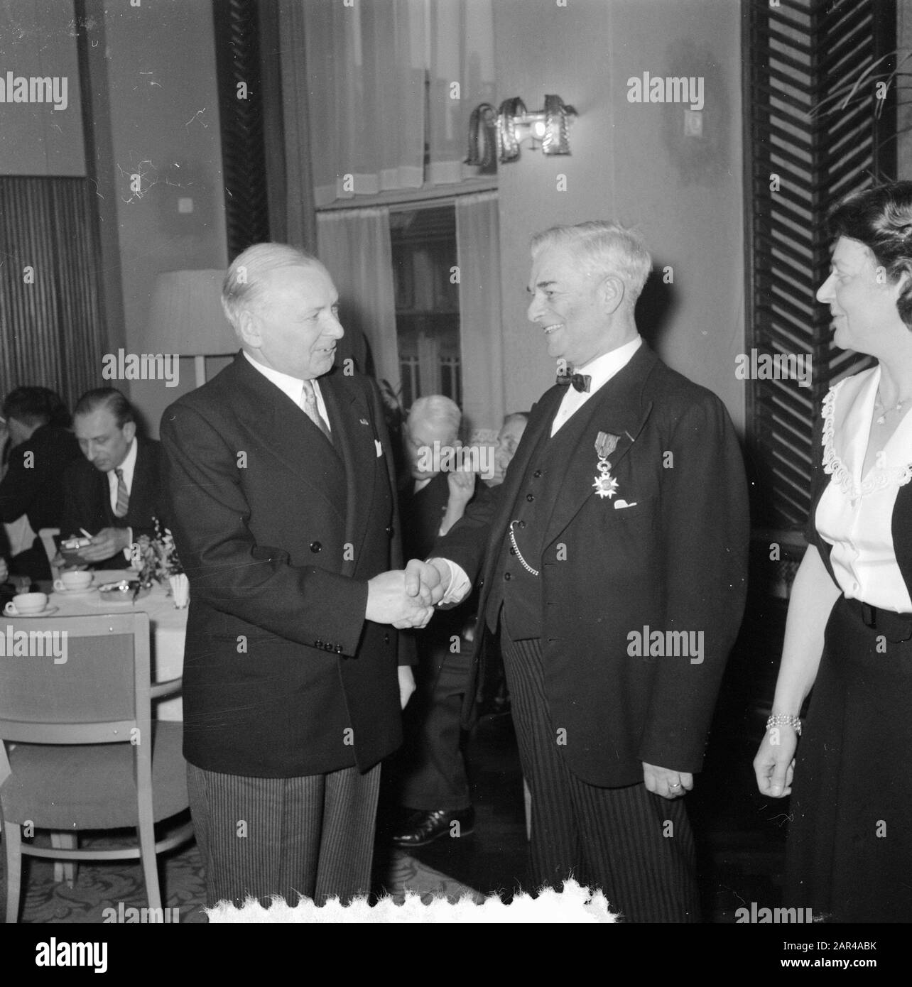 Accoglienza presso il Carlton Hotel di Amsterdam in onore del Dr. Martin J. Prempela, che divenne 60 anni il 25 gennaio 1956. Il Sig. Borremans (a sinistra), console generale del Belgio, si congratula con il Dr. Premsela dopo aver fissato L'Ordine della Corona del Belgio Data: 28 gennaio 1956 Località: Amsterdam, Noord-Holland Parole Chiave: Diplomatici, letterari, premi, ricevimenti, scienziati Nome personale: Borremans, Premsela Martin J Foto Stock Accoglienza presso il Carlton Hotel di Amsterdam in onore del Dr. Martin J. Prempela, che divenne 60 anni il 25 gennaio 1956. Il Sig. Borremans (a sinistra), console generale del Belgio, si congratula con il Dr. Premsela dopo aver fissato L'Ordine della Corona del Belgio Data: 28 gennaio 1956 Località: Amsterdam, Noord-Holland Parole Chiave: Diplomatici, letterari, premi, ricevimenti, scienziati Nome personale: Borremans, Premsela Martin J Foto Stock