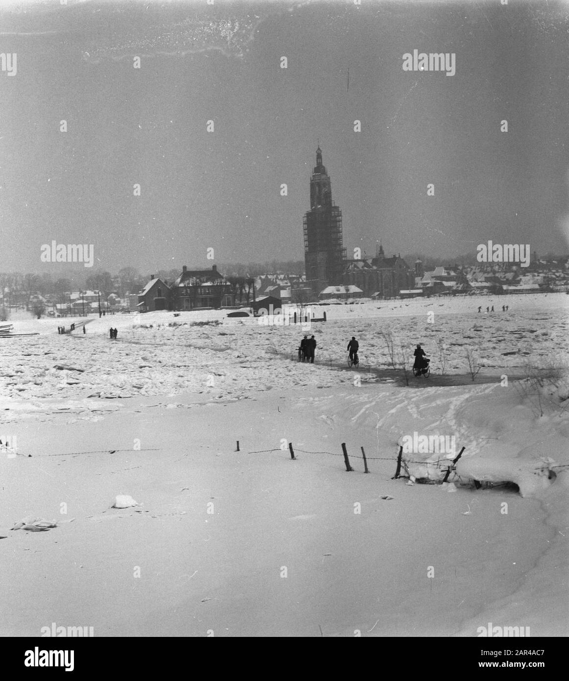 Pedoni attraverso il Reno dietro Cuneratoren a Rhenen Data: 20 Febbraio 1956 Località: Rhenen Parole Chiave: PEOTGISS Foto Stock