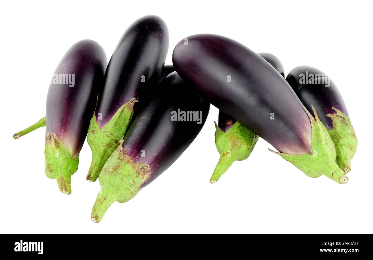 Melanzane fresche e crude, isolate su sfondo bianco Foto Stock