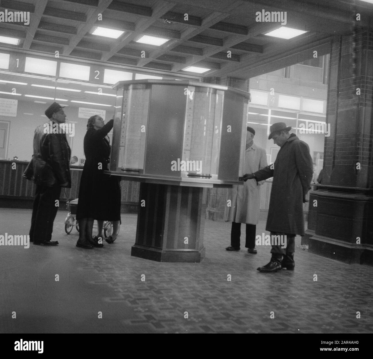 Nuove linee di partenza del treno nella stazione centrale Data: 16 aprile 1956 Foto Stock