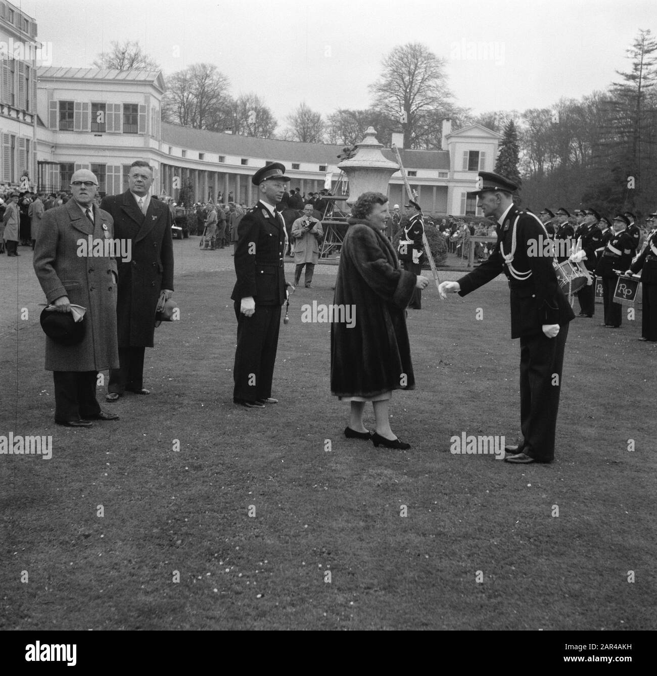 Queen Juliana saluta un ufficiale della polizia Nazionale Data: 30 aprile 1956 luogo: Baarn, Utrecht (provincia) Parole Chiave: Queens, corpo musicale, palazzi Nome personale: Juliana ( queen Netherlands) Foto Stock