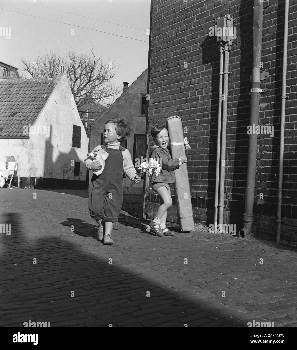 Bambini con regali per la Festa della mamma Data: 11 maggio 1956 Parole Chiave: Regali, Bambini, MADRI GIORNI Nome dell'istituzione: Festa della mamma Foto Stock