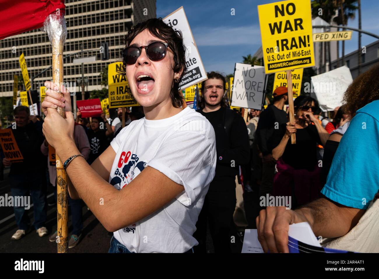 I manifestanti cantano slogan durante la manifestazione.No War in Iran protestano contro le azioni militari e le sanzioni economiche dell’amministrazione Trump nei confronti dell’Iran. Gli organizzatori hanno invitato Trump a ritirare le truppe statunitensi dall'Iraq e a non trascinare gli Stati Uniti in una guerra in Medio Oriente. Foto Stock