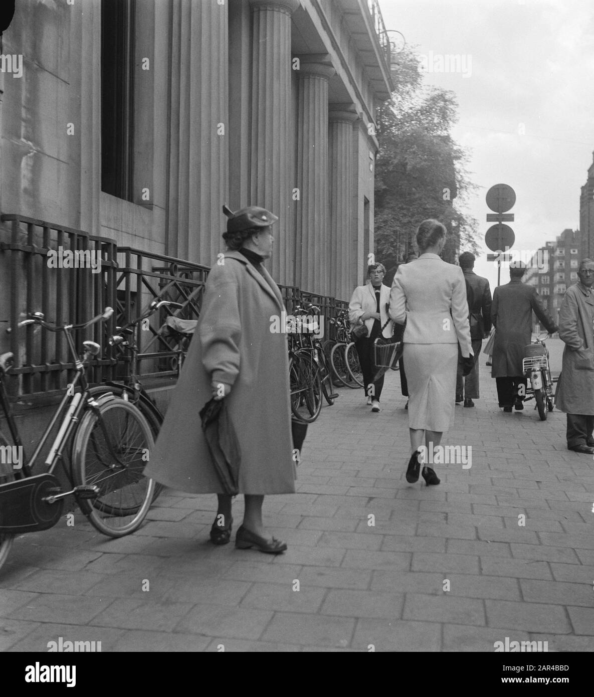 Serie Miss in abito bianco. Vedi anche 82428 t/m 35 Data: 14 Gennaio 1957 Parole Chiave: Miss, Suits Foto Stock