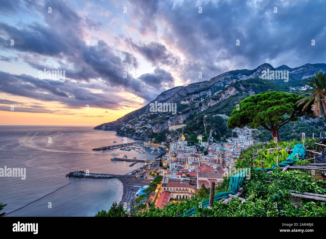 Il bellissimo borgo costiero di Amalfi in Italia al tramonto Foto Stock