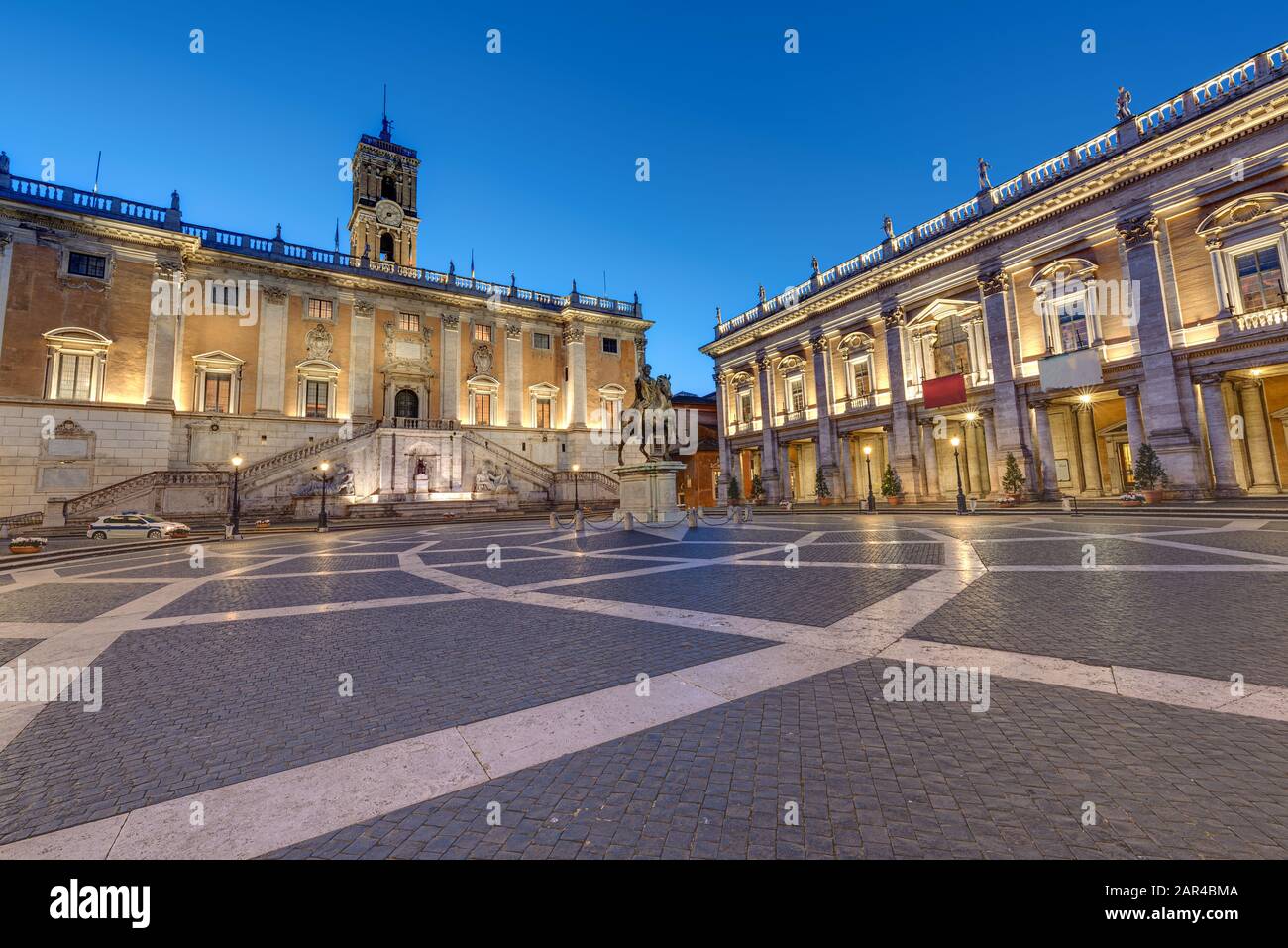 Il Campidoglio con la Piazza del Campidoglio a Roma all'alba Foto Stock