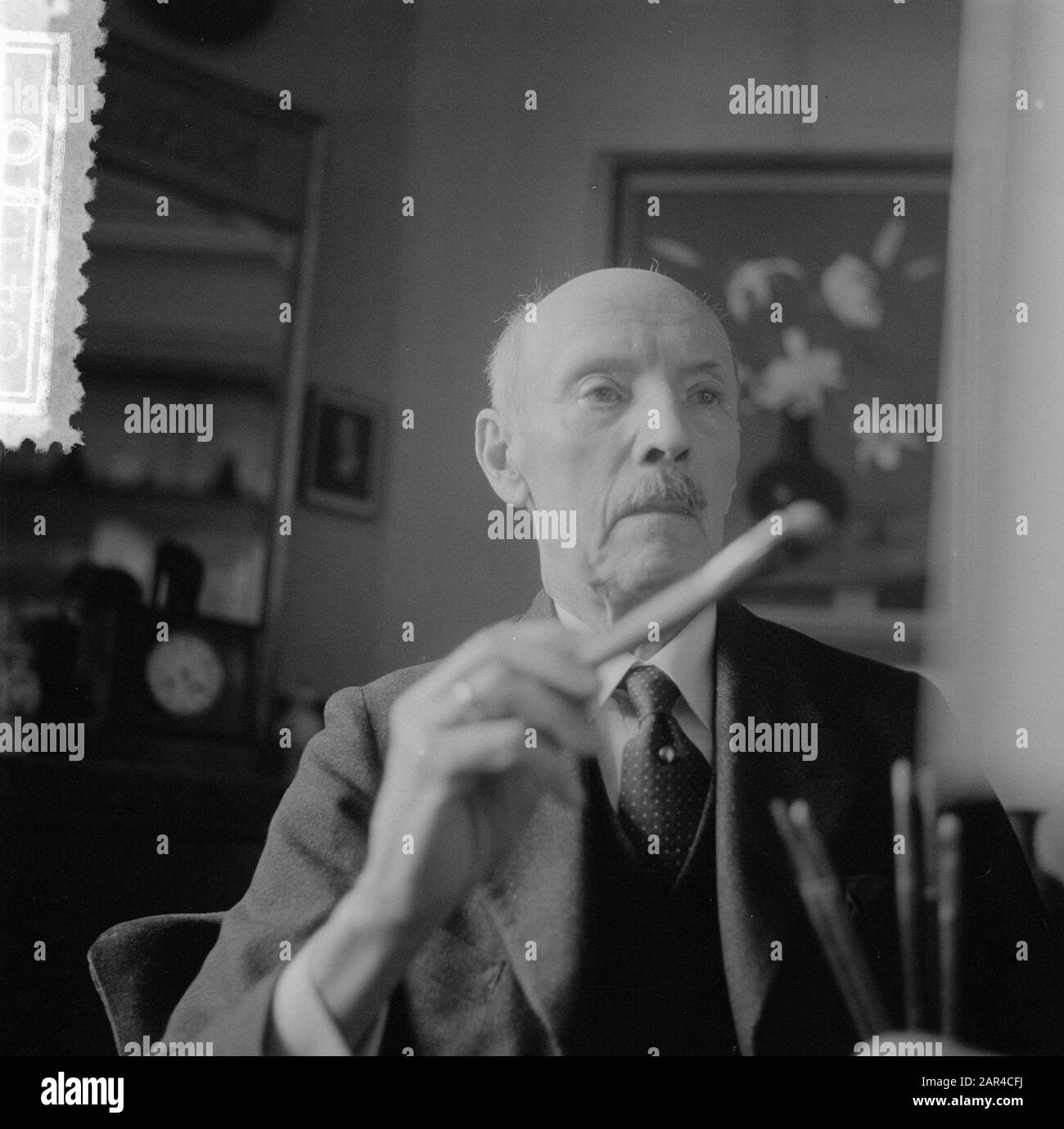 J. Haver Drouze 27 marzo 80 anni. Pittore e litografo Data: 20 marzo 1957 Parole Chiave: Pittore Nome personale: J. Haver Drouze Foto Stock
