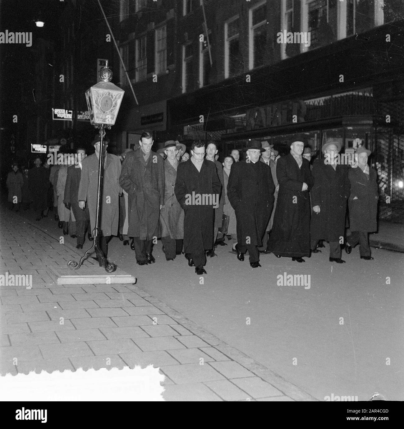 Silenzio di Amsterdam. Mons. Janssen Van Rotterdam Data: 22 Marzo 1957 Località: Amsterdam, Noord-Holland Parole Chiave: Omgang Nome Utente: Stille Foto Stock