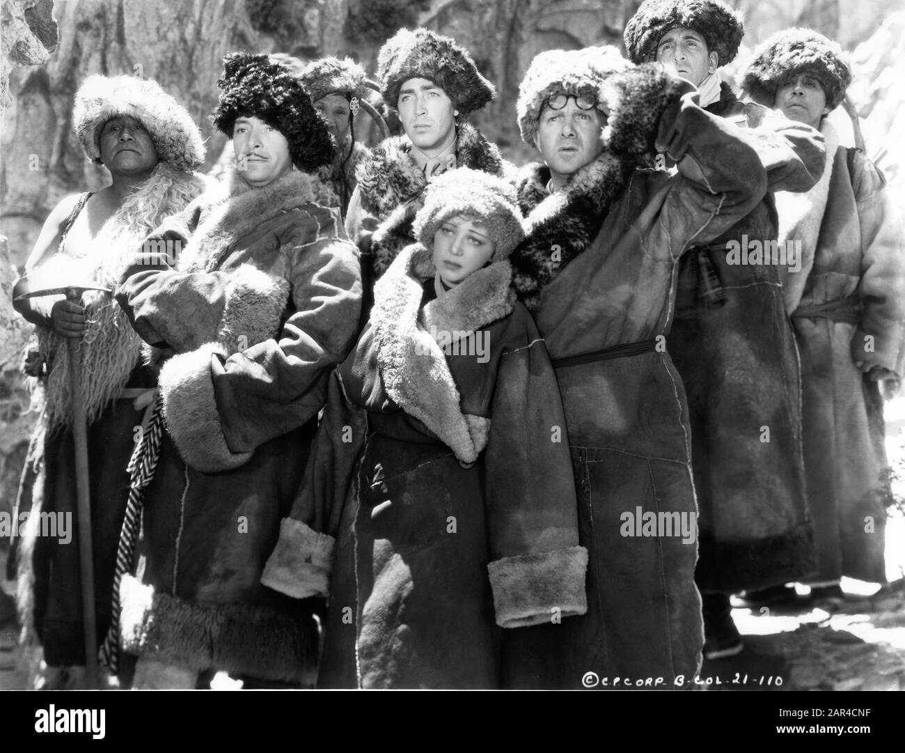 Ronald COLMAN JOHN HOWARD ISABEL JEWELL THOMAS MITCHELL e EDWARD EVERETT HORTON con i portieri tibetani primo sguardo di Shangri - la in LOST HORIZON 1937 regista FRANK CAPRA romanzo JAMES HILTON sceneggiatura ROBERT RISKIN Columbia Pictures Foto Stock