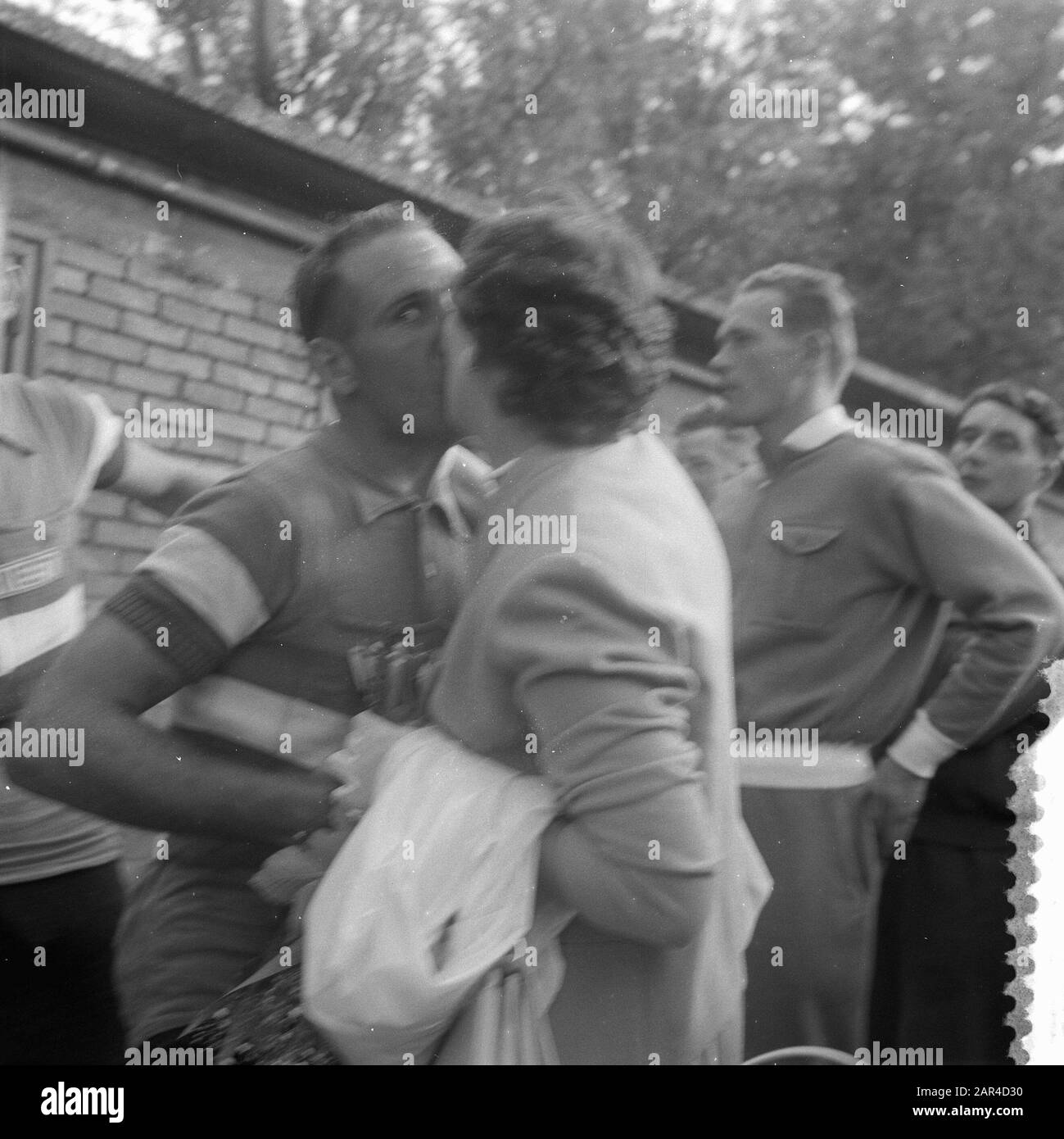 Tour de France al Parc des Prince di Parigi Tourrenner saluta sua moglie Data: 20 luglio 1957 Ubicazione: Francia, Parigi Parole Chiave: Donne, finishand Nome dell'istituzione: Parc des Princes-Stadium Foto Stock