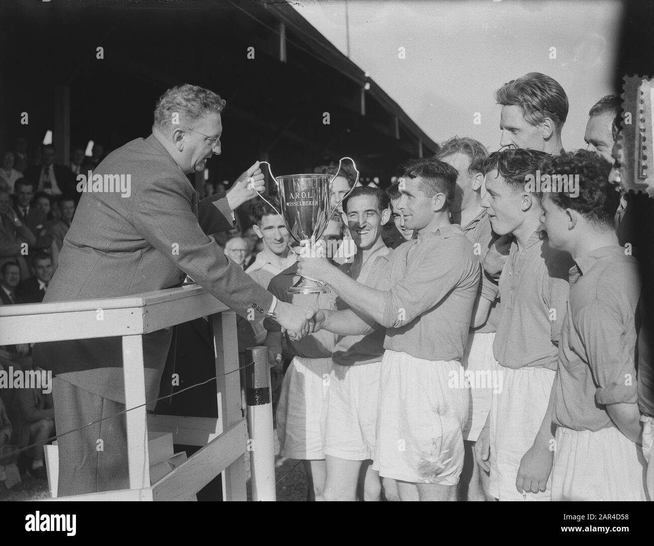 Premio di Amsterdam per la coppa dell'Alto Adige. AFC Chairman Haaber con capitano VSV Data: 1 Settembre 1952 Località: Amsterdam, Noord-Holland Parole Chiave: Premi, capitani Foto Stock