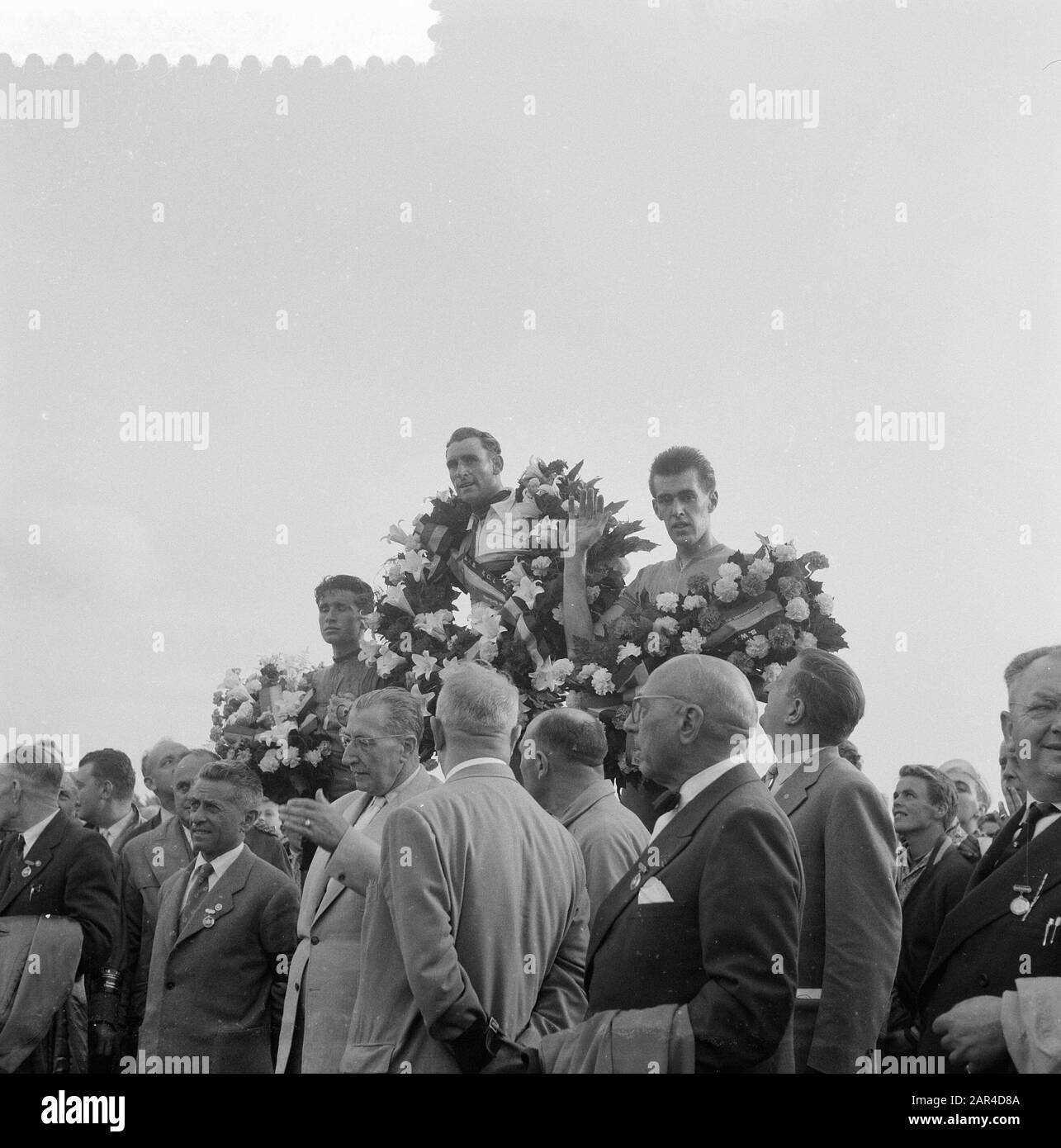 Campionato del mondo ciclismo sulla strada 1957 Campionato del mondo ciclismo dilettanti sulla strada. Podio onorario da sinistra a destra: Arnaldo Pambianco (2nd), Louis Proost (1st) campione del mondo, Schalk Verhoef Data: 17 agosto 1957 posizione: Belgio, Waregem Parole Chiave: Triscerazioni, ciclismo Nome personale: Pambianco, Arnaldo, Proost, Louis, Verhoef, Schalk Foto Stock