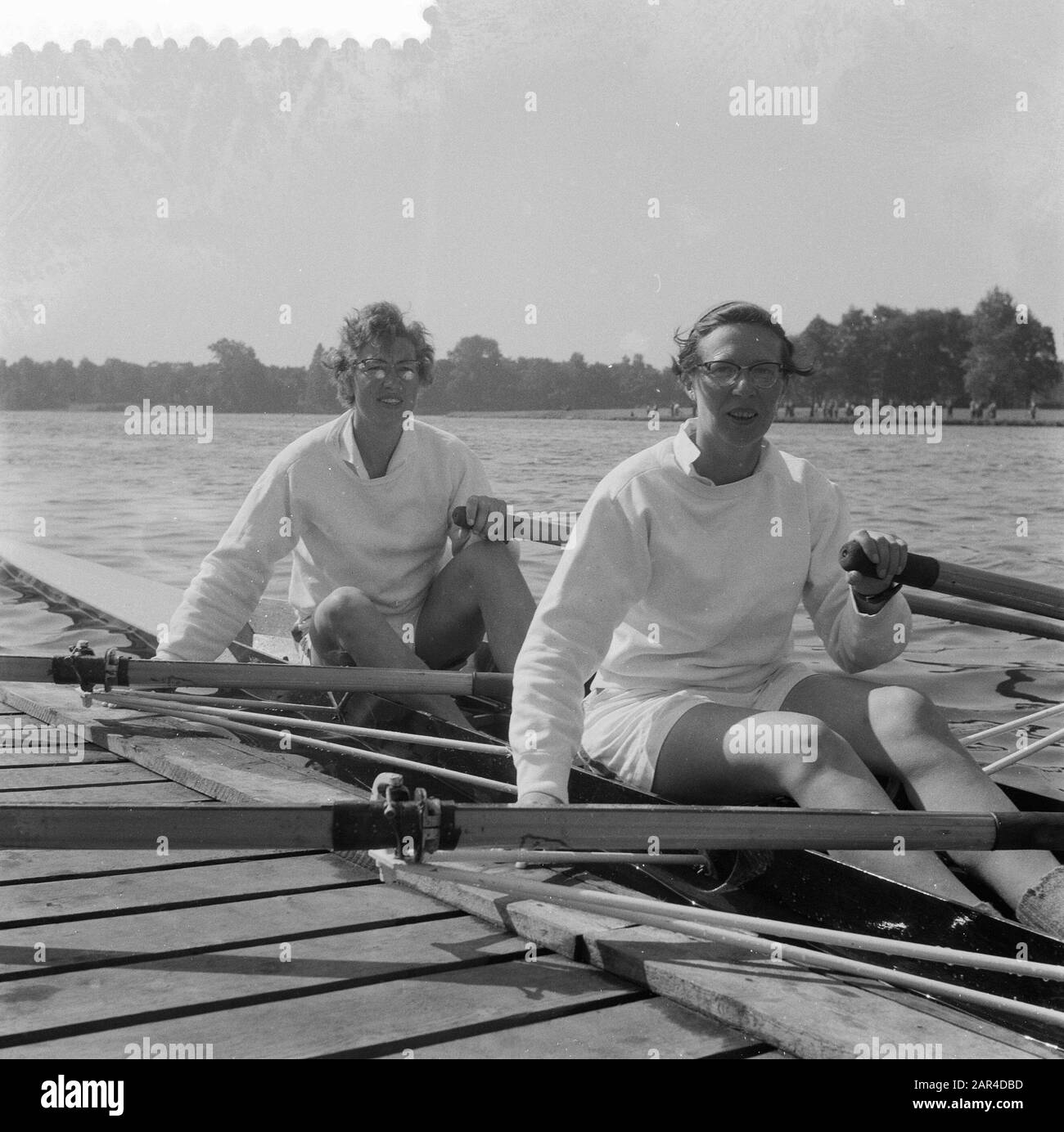 Campionati europei di canottaggio per donne a Duisburg. V.L.N.R. mej. A. Feenstra e mej. T.j. Ter Braake Data: 23 Agosto 1957 Luogo: Duisburg Parole Chiave: Campionati Di Canottaggio Foto Stock