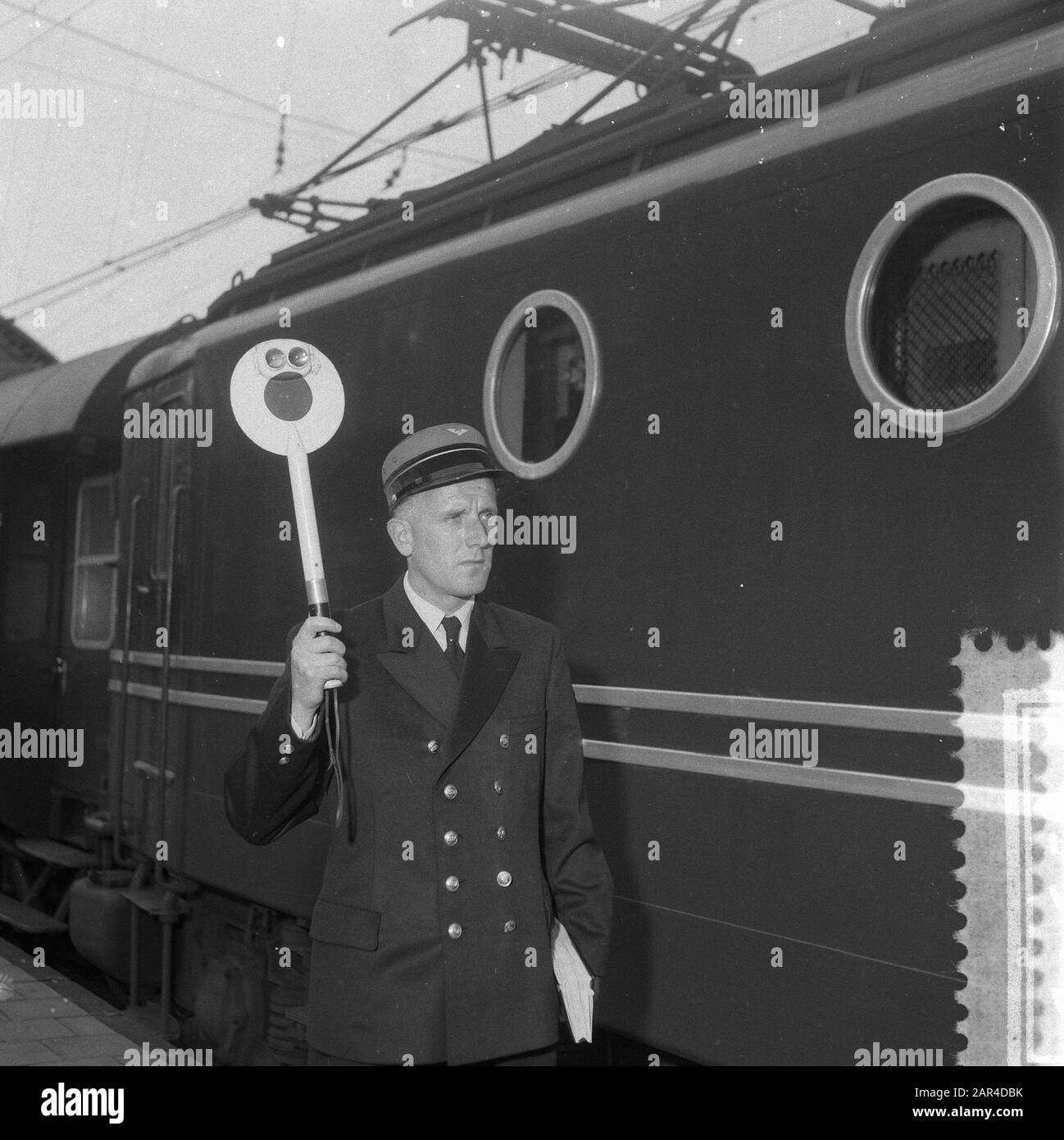 Platform chef Coppens van het Centraal Station Data: 8 Settembre 1957 Ubicazione: Amsterdam, Noord-Holland Parole Chiave: Segni, personale, ferrovie, treni Nome personale: Coppens Foto Stock