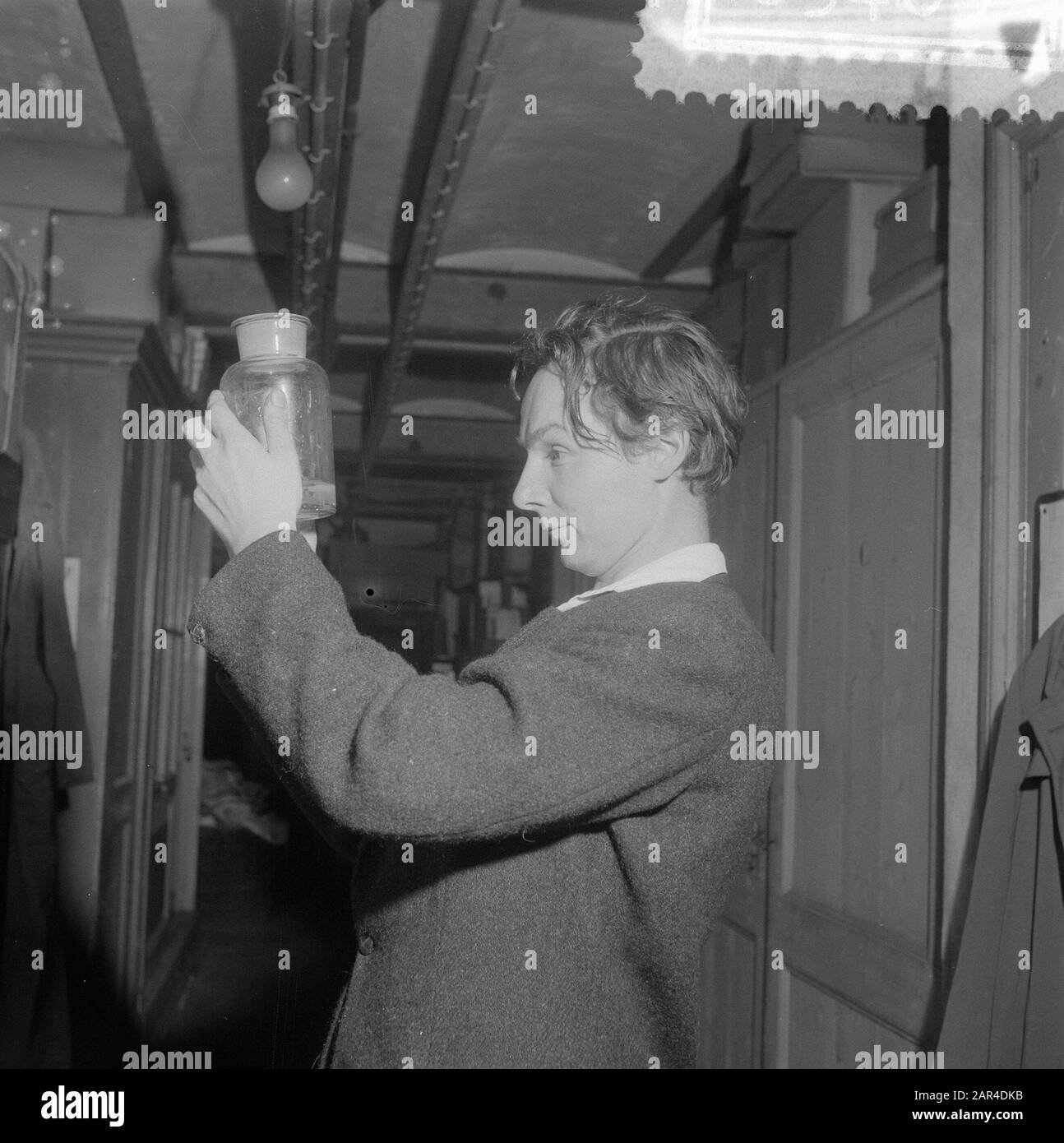 Rane radio-attive al Kernphisch Institute Amsterdam (e museo zoologico) Data: 13 settembre 1957 posizione: Amsterdam, Noord-Holland Parole Chiave: Rane, ricercatori Foto Stock