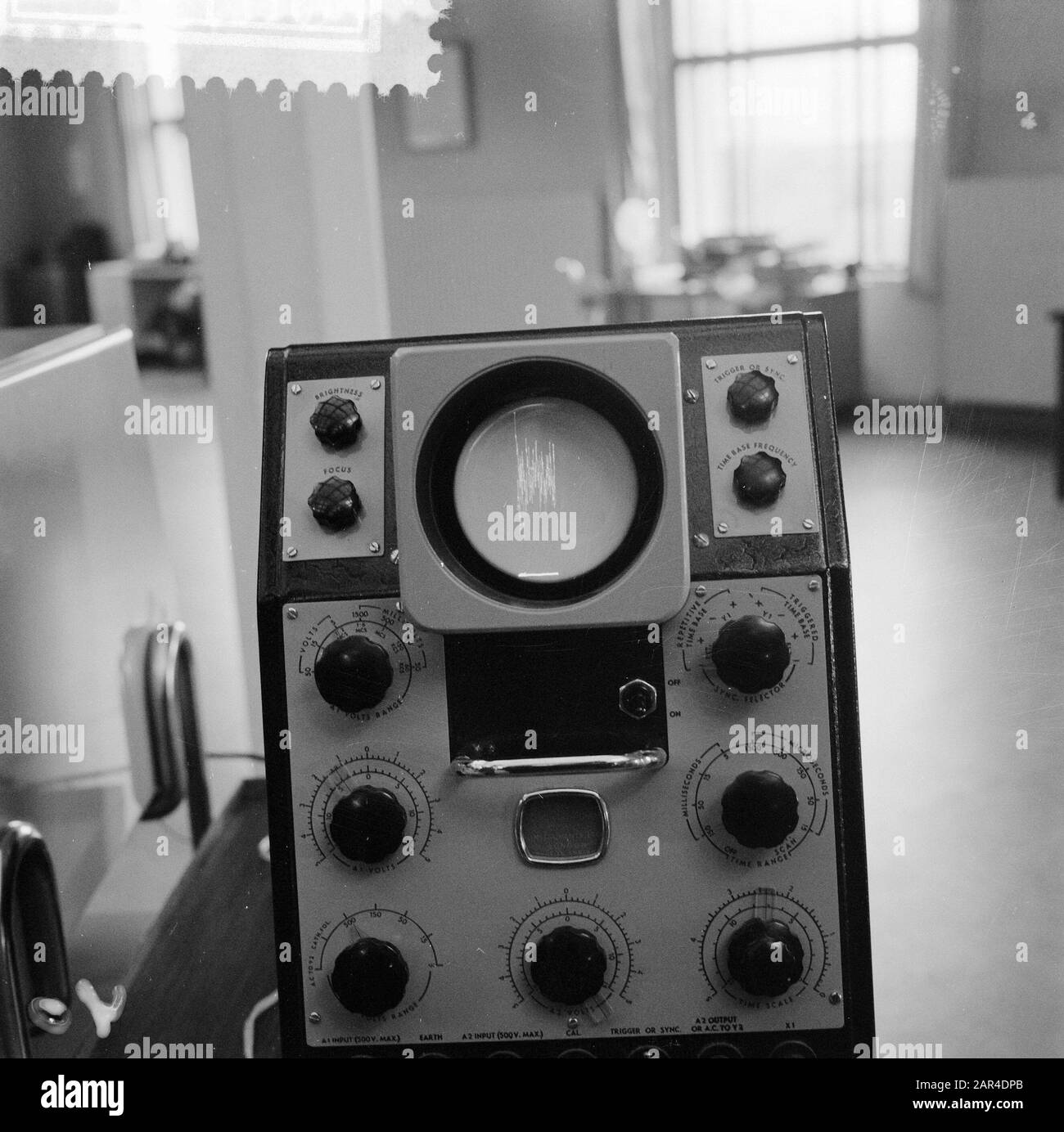 Ricezione di segnali radio dalla luna artificiale russa presso il centro di ricezione radio PTT Nera, Nederhorst den Berg. Oscillografo con segnali radio visibili Data: 8 ottobre 1957 Località: Nederhorst den Berg Parole Chiave: Kunstmane, radio Reception center, radio signals Foto Stock