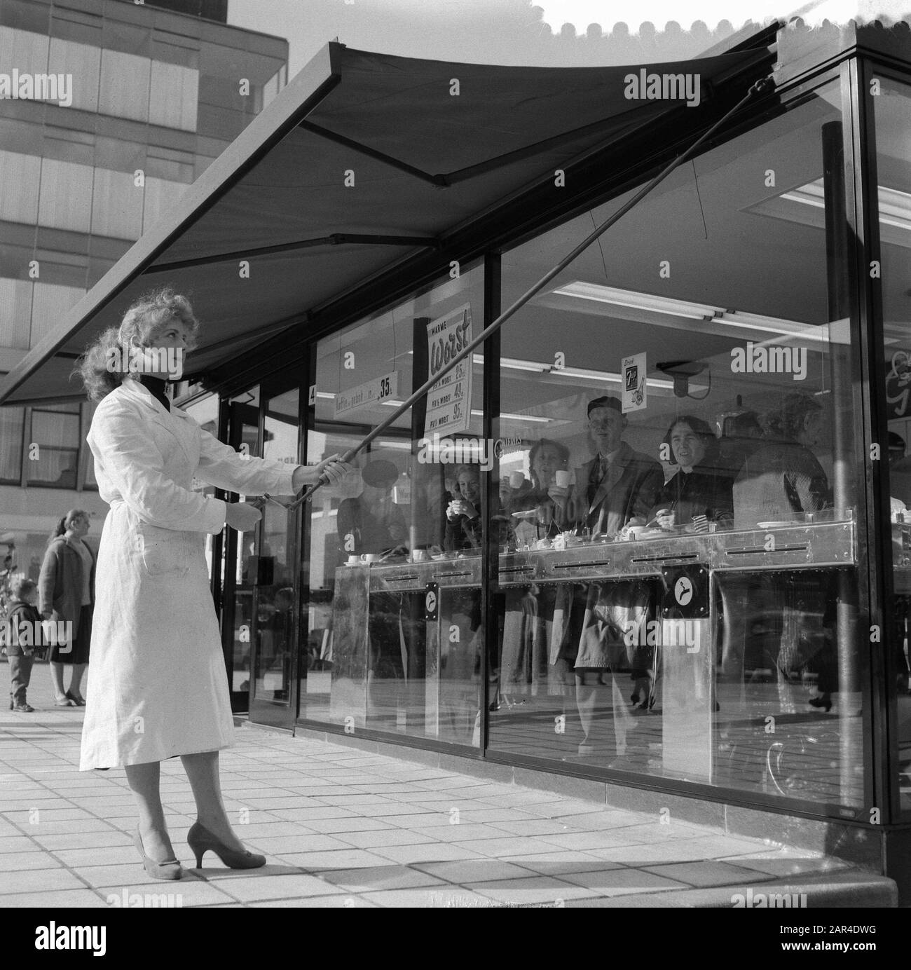 Waitress fetch Sunscreen Data: 6 novembre 1957 Parole Chiave: Camerieri Foto Stock