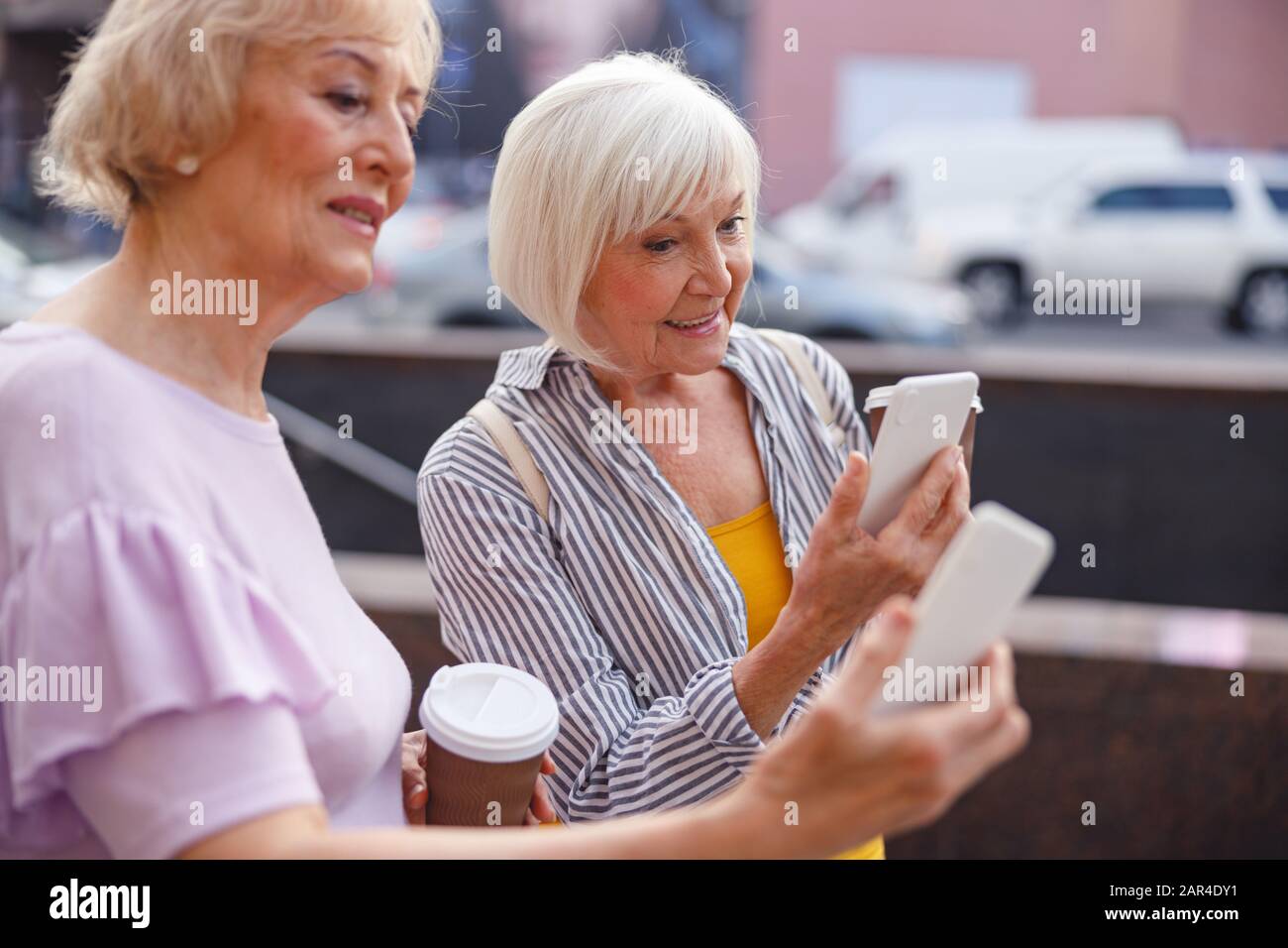 Due donne che hanno videochiamate con i loro figli Foto Stock