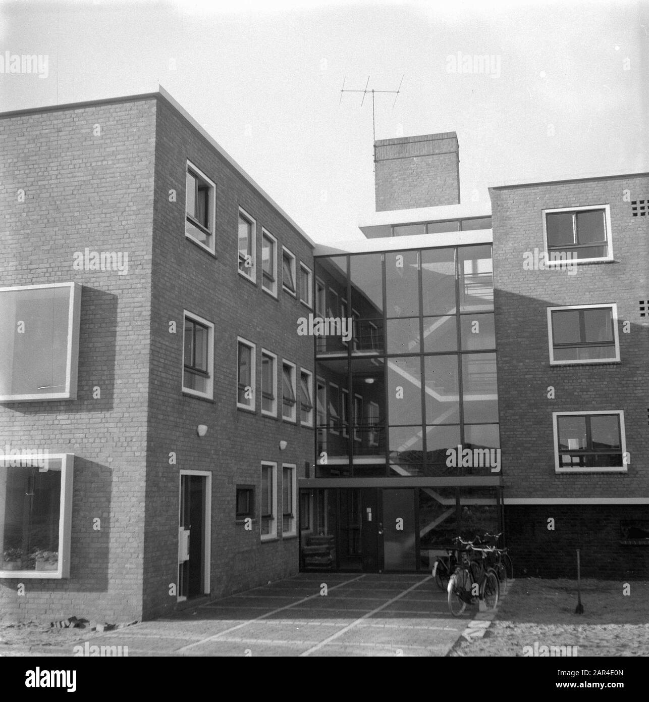 Interni ed esterni della casa Het Heem in Amsterdam Slotervaart Data: 28 gennaio 1958 luogo: Amsterdam, Noord-Holland Parole Chiave: EXTERIEURS, TEHOUSES Foto Stock