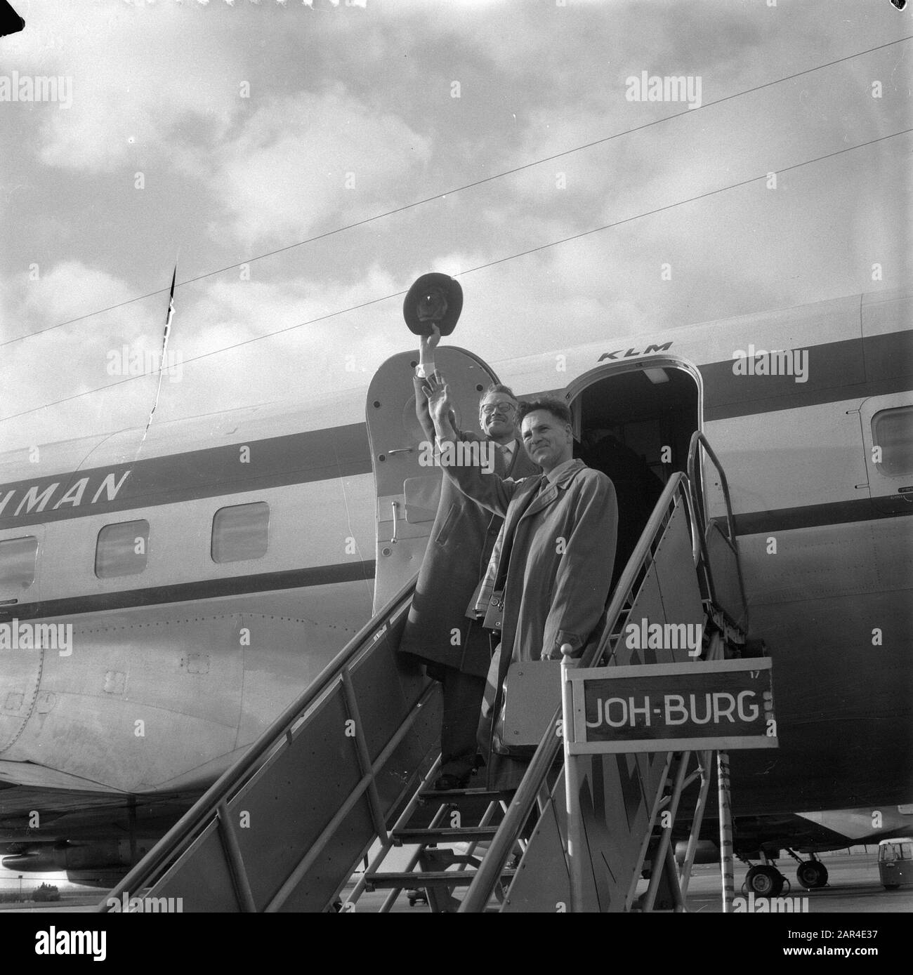Naar johannesburg entrambi nominati dal Rettore-magnificus pio xii-University come professore roma (Sud africa) Data: 16 febbraio 1958 luogo: Noord-Holland, Schiphol Parole Chiave: Partenza Nome personale: Sig. Zeylemaker, Dr. Van Loenen Nome istituzione: KLM Foto Stock