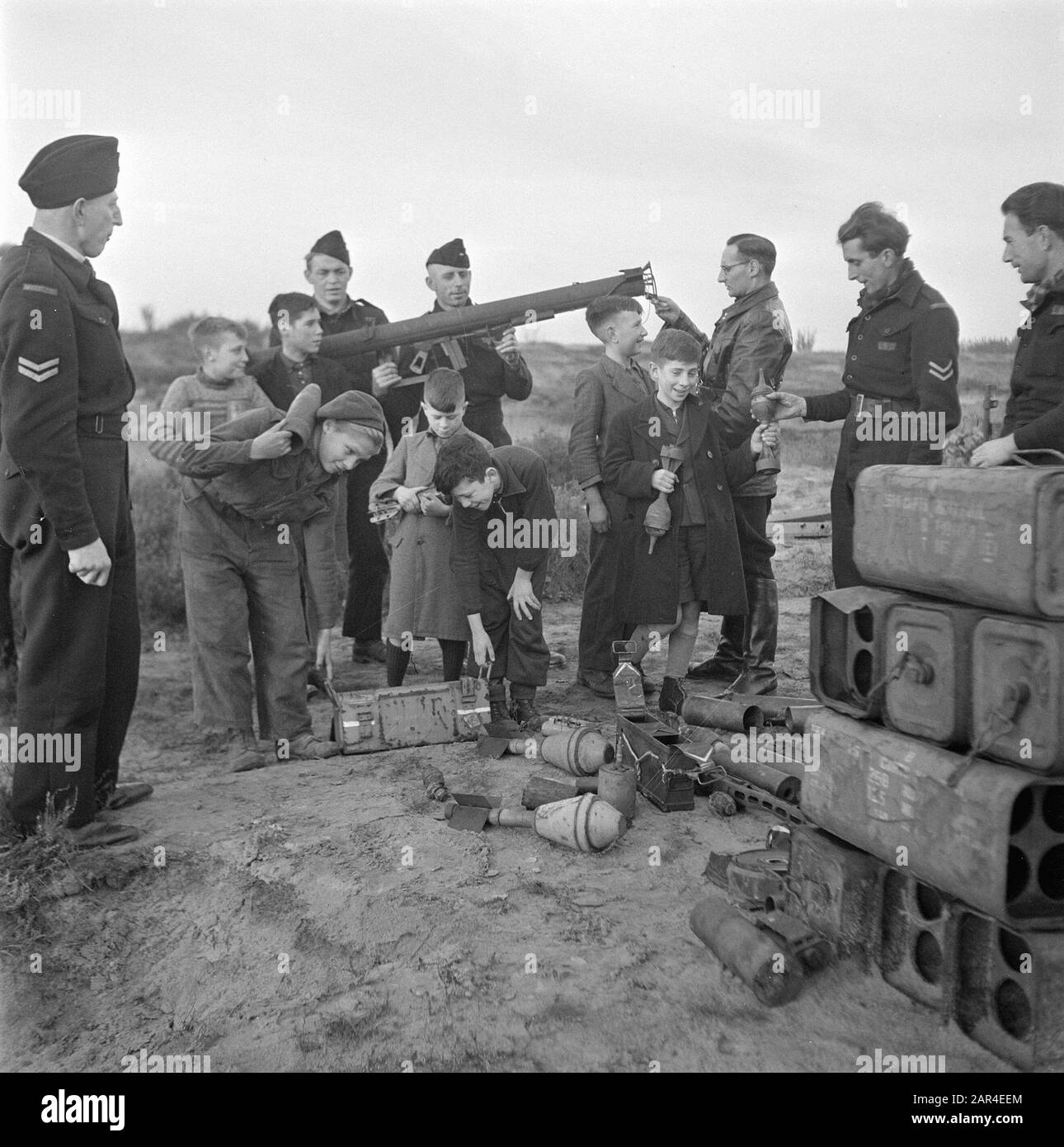 Paesi Bassi Del Sud. Reportage sui pericoli delle mine e delle munizioni abbandonate per i bambini che giocano. Discorsi dal vigili del fuoco e dalla polizia ai bambini. Scherma Degli Incidenti Data: 24 Dicembre 1945 Luogo: Zuid-Nederland Parole Chiave: Bambini, Rijkspolitie Foto Stock Paesi Bassi Del Sud. Reportage sui pericoli delle mine e delle munizioni abbandonate per i bambini che giocano. Discorsi dal vigili del fuoco e dalla polizia ai bambini. Scherma Degli Incidenti Data: 24 Dicembre 1945 Luogo: Zuid-Nederland Parole Chiave: Bambini, Rijkspolitie Foto Stock