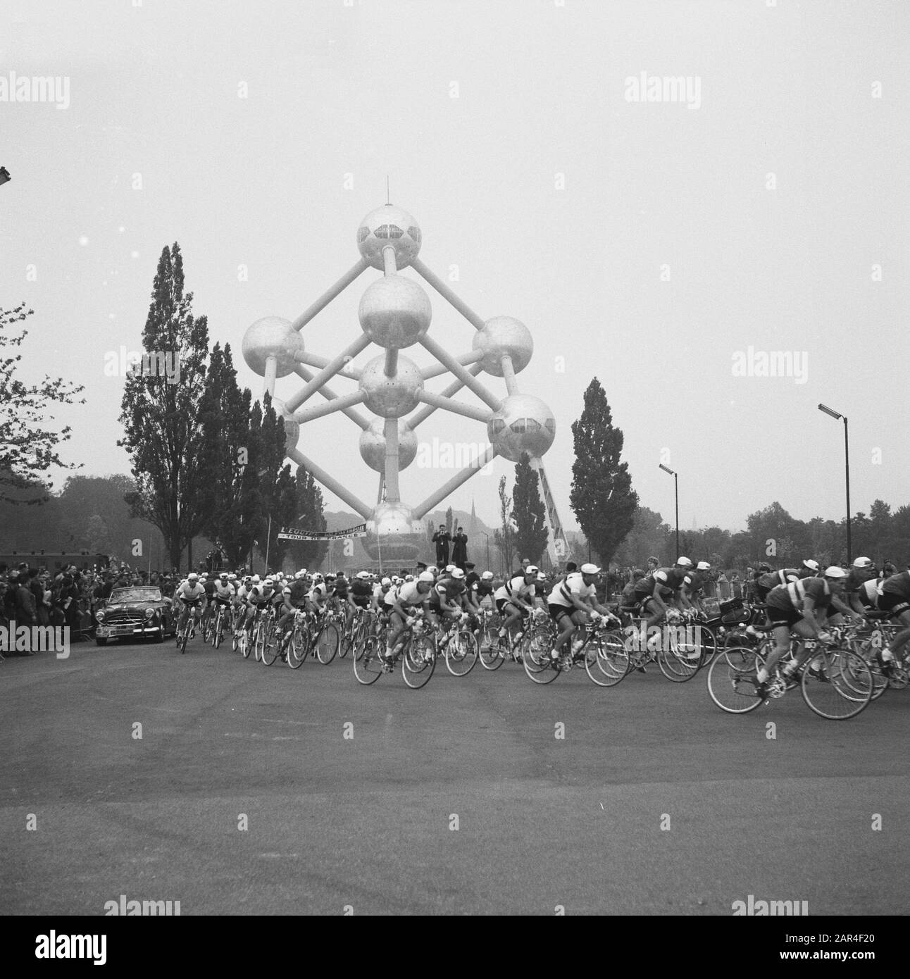 Tour de France, piloti che passano Atomium Data: 28 giugno 1960 Nome personale: Atomium Institution Nome: Tour de France Foto Stock