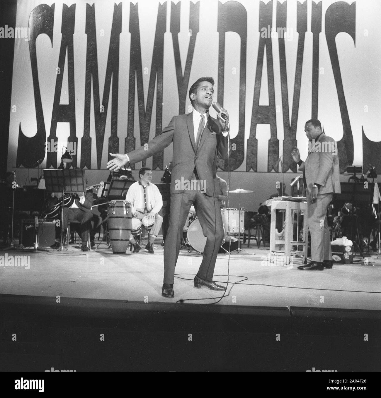 Sammy Davis Jr. Durante lo spettacolo al teatro Carre Data: 20 Marzo 1964 Località: Amsterdam, Noord-Holland Parole Chiave: Spettacoli, teatri Nome istituto: Carré Foto Stock