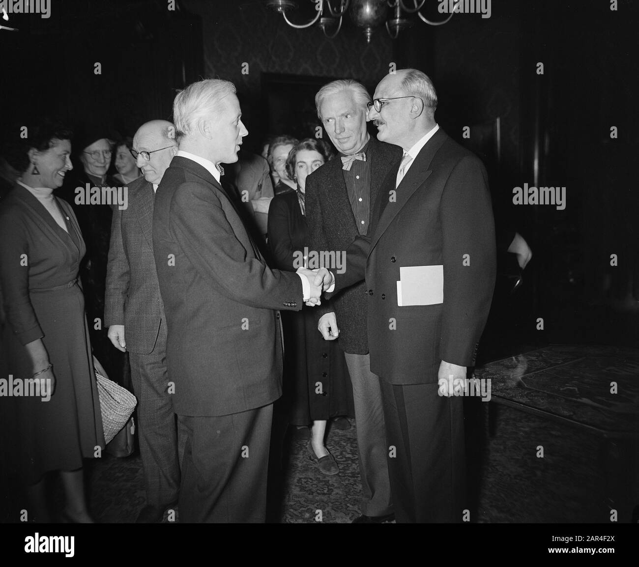 Premio di resistenza degli artisti per Mari Andriessen e Gerard Diels (destra) Data: 18 febbraio 1956 Parole Chiave: Artisti, premi, Seconda guerra mondiale, resistenza Nome personale: ANDRIESSEN Mari, Diels Gerard Foto Stock