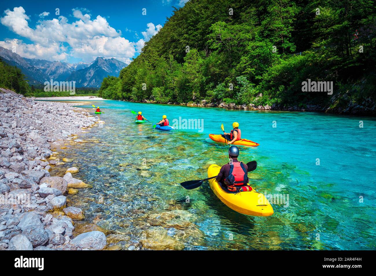 Famoso rafting e kayak luogo. Kayak attivi in colorati giubbotti di salvataggio e attività fisica sul fiume Soca color smeraldo, Bovec, Triglav Nat Foto Stock
