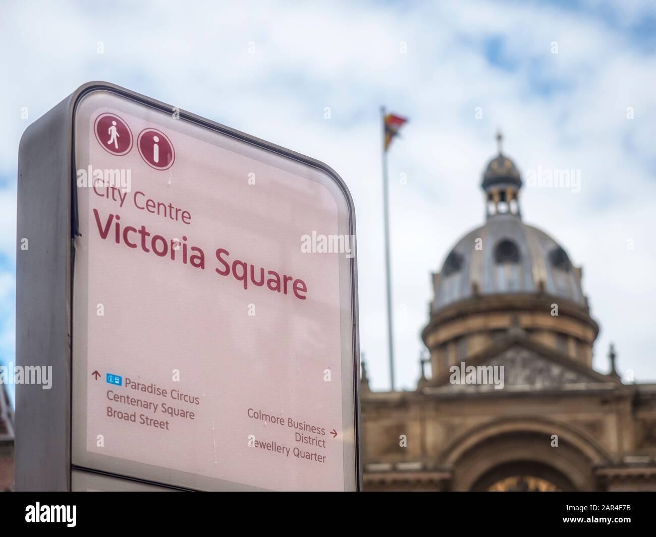 BIRMINGHAM, UK - 28 MAGGIO 2019: Ufficio informazioni turistiche a Victoria Square con cupola del Consiglio Victtorian House sullo sfondo Foto Stock
