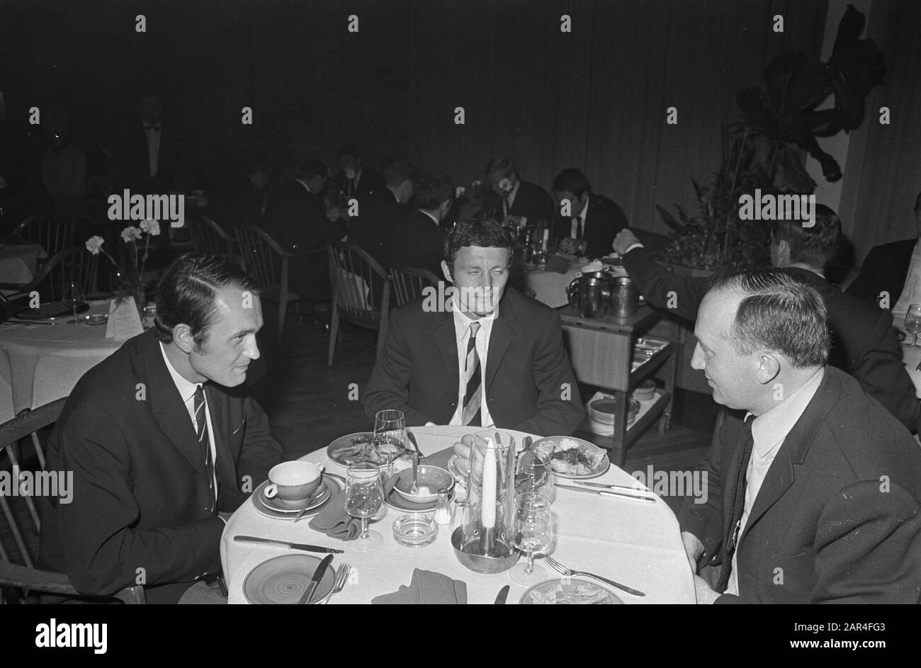 La squadra di calcio di Nurnberg alla cena Data: 30 settembre 1968 Località: Amsterdam, Noord-Holland Parole Chiave: Diners Foto Stock
