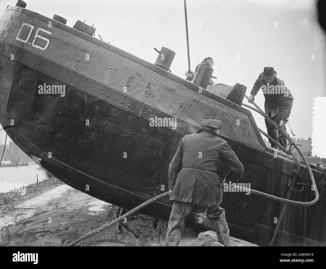 Serie: Dijkherstel Papendrecht dalla ditta J.M. Dekker e Zn., dopo Watersnood (compresa collisione con nave). Un sandbox, che durante la tempesta ha preso il controllo della diga e ha riportato nel fiume. Data: 10 febbraio 1953 luogo: Papendrecht Parole Chiave: Edilizia, riparazioni di dike, navi Nome personale: J M Dekker e Zn Foto Stock