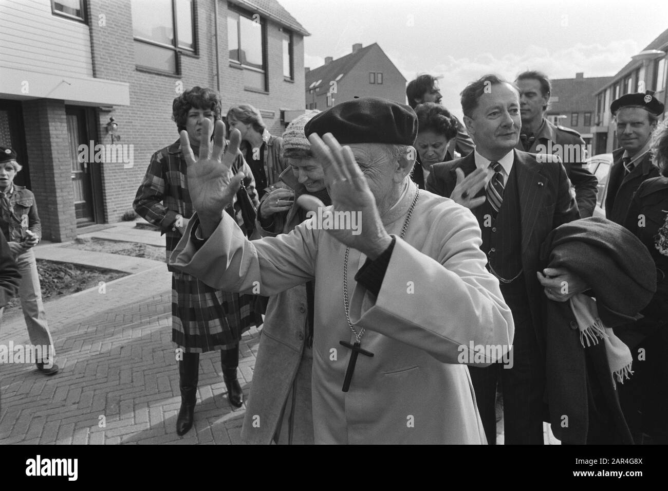 L'arcivescovo brasiliano Dom Helder Camara rivela i cartelli stradali in una strada che lo prende il nome a Delft Dom Helder Camara cammina per le strade di Delft Data: 10 ottobre 1981 luogo: Delft, South-Holland Parole Chiave: Vescovi, passeggiate Nome personale: Camara, Helder Foto Stock