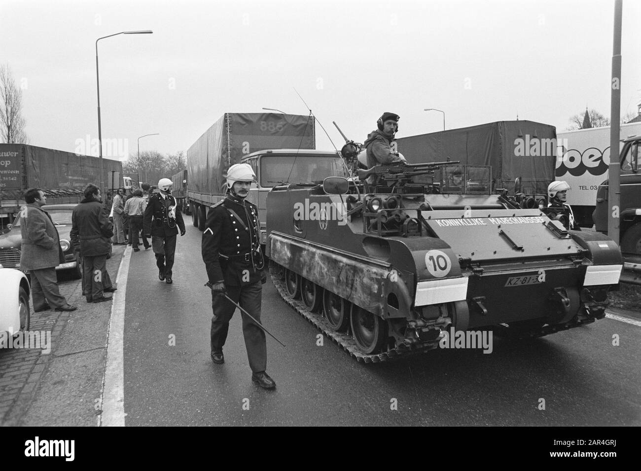 Attraversamento del confine bloccato Wuustwezel de marekaussee cancellato; camion blindati camion rimorchio Data: 27 novembre 1974 Località: Belgio, Wuustwezel Parole Chiave: MARECHAUSSEE, AUTOMOBILI blindate, CAMION Foto Stock