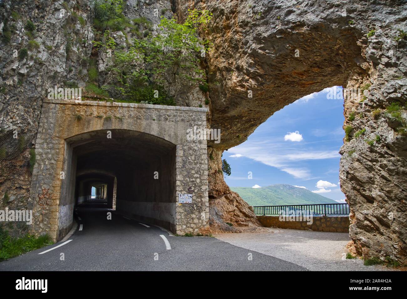 Un tunnel stradale e punto di vista del Verdon Gorge, Var Dipartimento, Francia Foto Stock