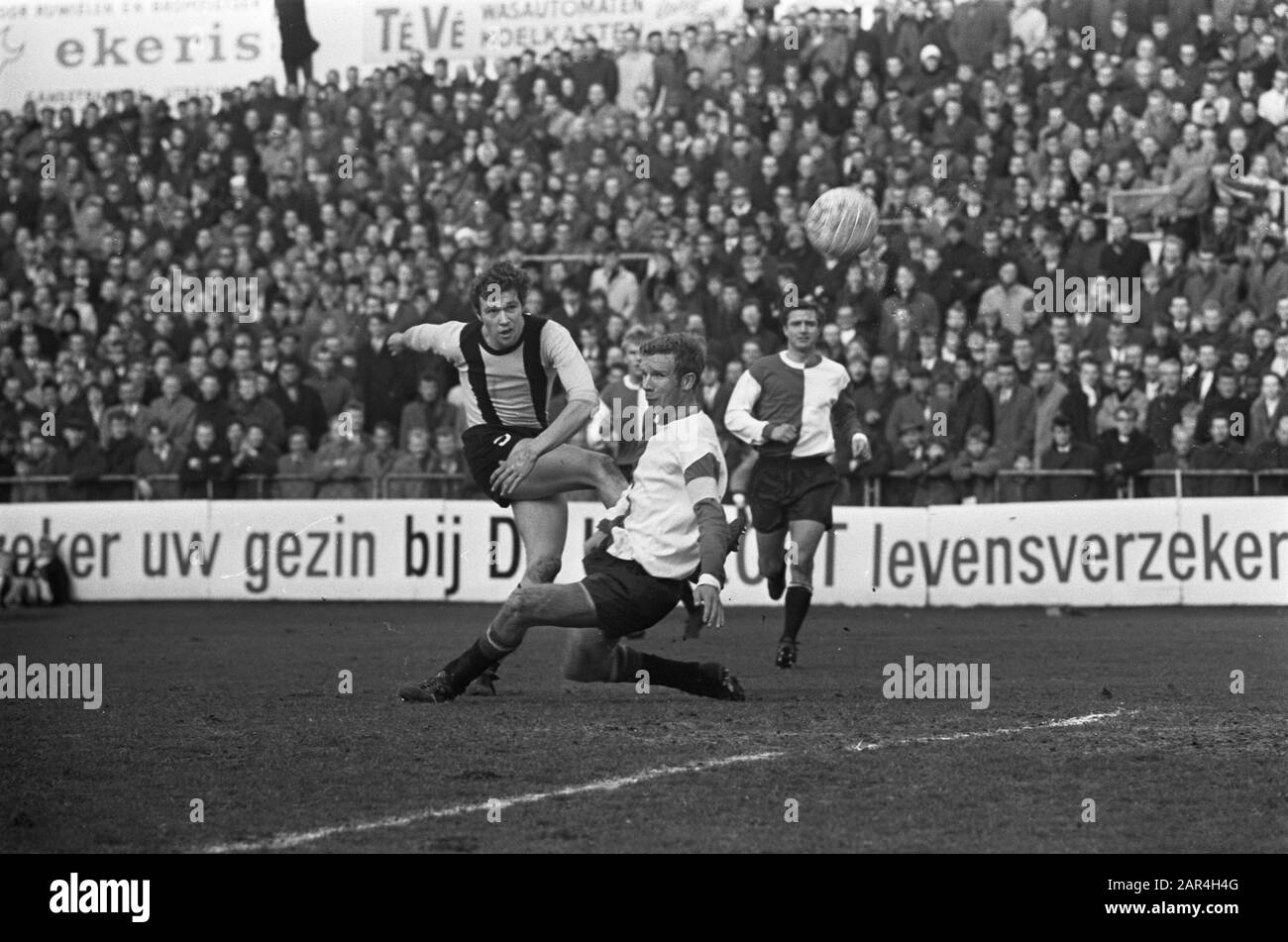 DOS contro Feyenoord 2-0. Leo van der Veen in duello con Hans Kraay Data: 17 Marzo 1968 Parole Chiave: Duelli, sport, calcio Nome personale: Hans Kraay Nome istituzione: Feyenoord Foto Stock