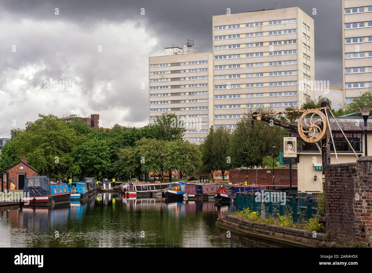 BIRMINGHAM, Regno Unito - 28 MAGGIO 2019: Vista del canale sovrastato dagli edifici di appartamenti Foto Stock