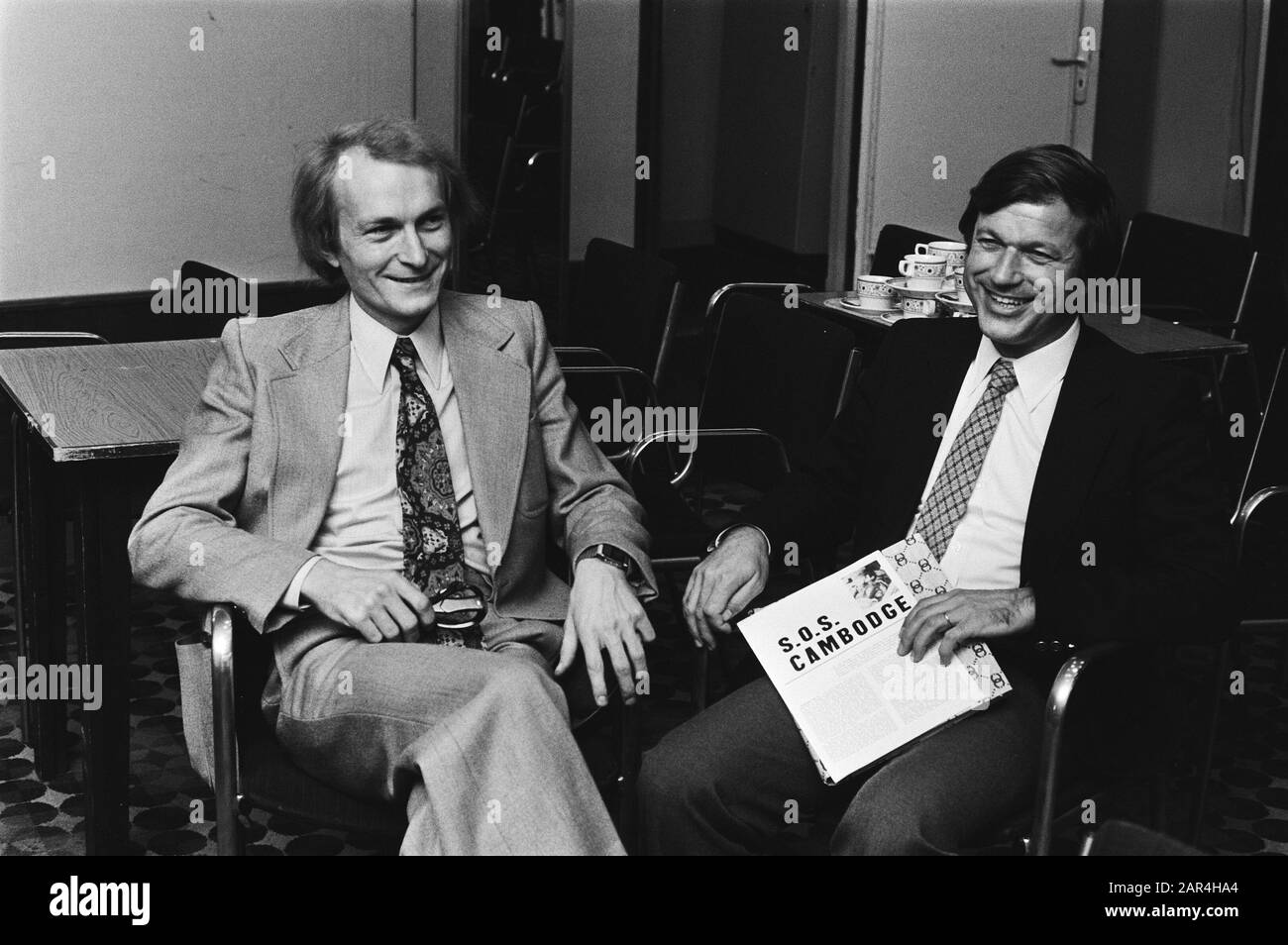 Dr. Jean-Yves Folle'zou (l) e Dr. Jean Michel Vinot del Comité Français d'aide médicale et sanitaire à la population Cambodgienne (il Comitato Francese per l'Assistenza medica e sanitaria al popolo cambogiano) Data: 25 ottobre 1979 luogo: Paesi Bassi Parole Chiave: Medici, commissioni Nome personale: Folle'zou, Jean-Yves, Vinot, Jean Michel Foto Stock