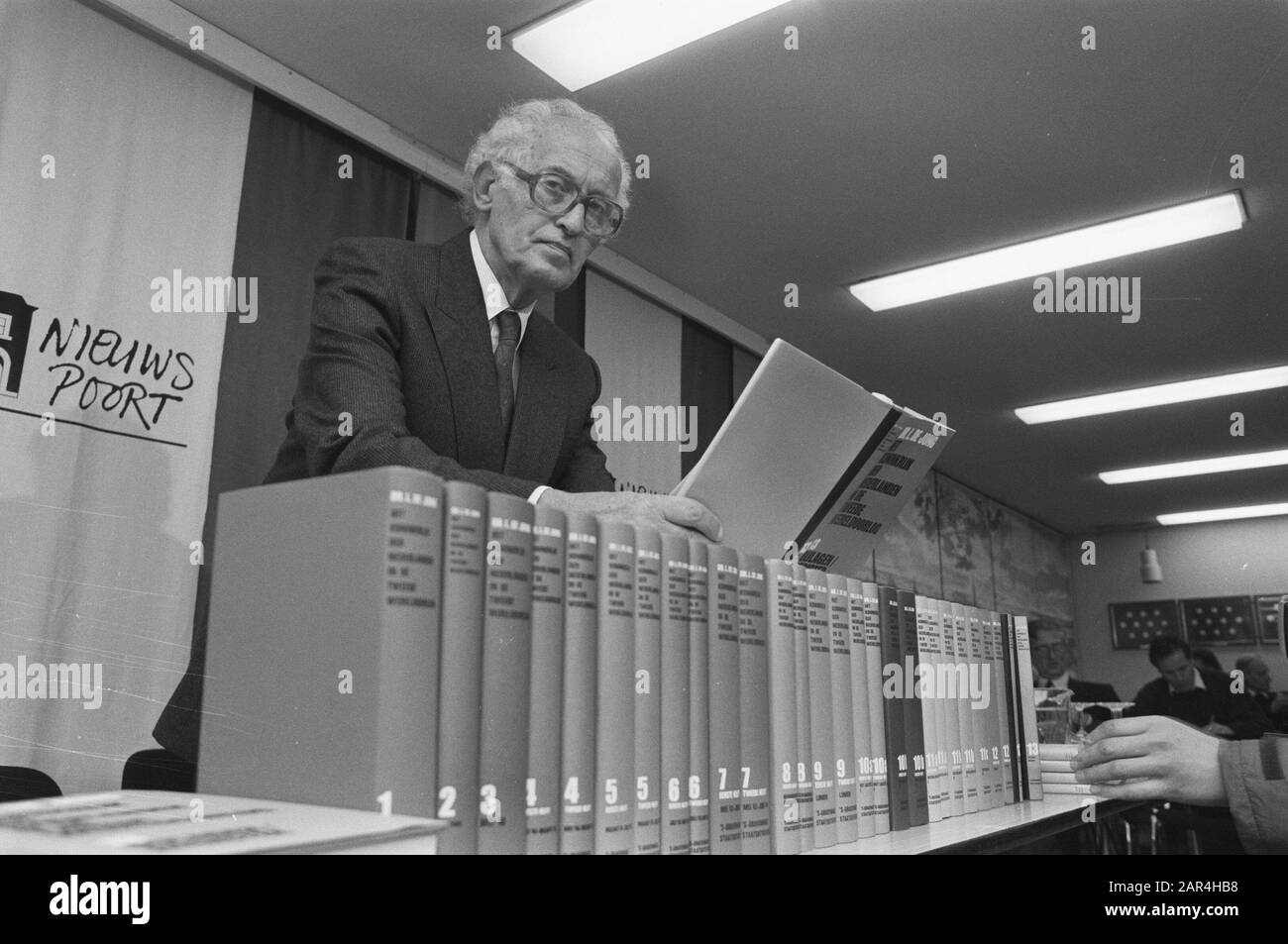 Dr. Lou de Jong presenta la 13th parte della serie il Regno dei Paesi Bassi nella seconda guerra mondiale Data: 16 novembre 1988 Parole Chiave: Libri Nome personale: Jong, Lou de Foto Stock