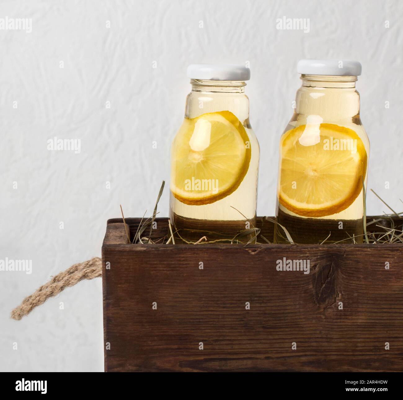 Agrumi ed erbe infuse acqua per dieta detox in scatola di legno Foto Stock