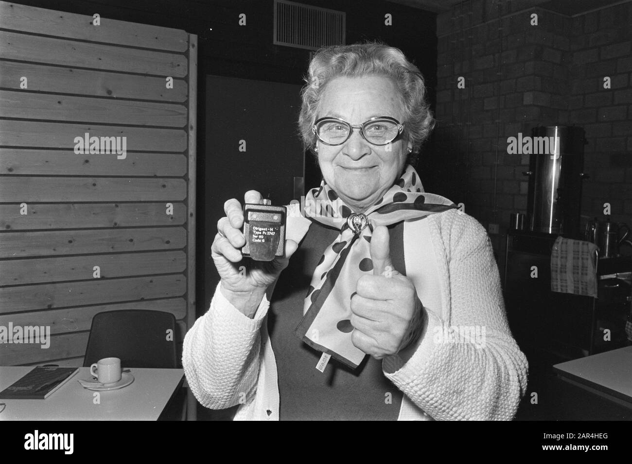 Sistema di allarme senza fili per gli anziani di Alderman Van der Eyden messo in uso in Osdorp (Amsterdam); una signora anziana con sistema di allarme Data: 17 novembre 1977 posizione: Amsterdam, Olanda del Nord Parole Chiave: Anziani, sistemi di allarme, Signore, aldermen Foto Stock