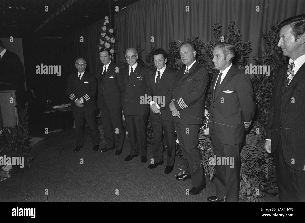 Drs. S. Orlandi (CEO KLM) assegna un premio di ora di volo a 112 piloti presso la sede principale di KLM ad Amstelveen; una fila di piloti distinguibili/ Data: 4 ottobre 1974 Parole Chiave: Piloti, premi Nome istituto: KLM Foto Stock