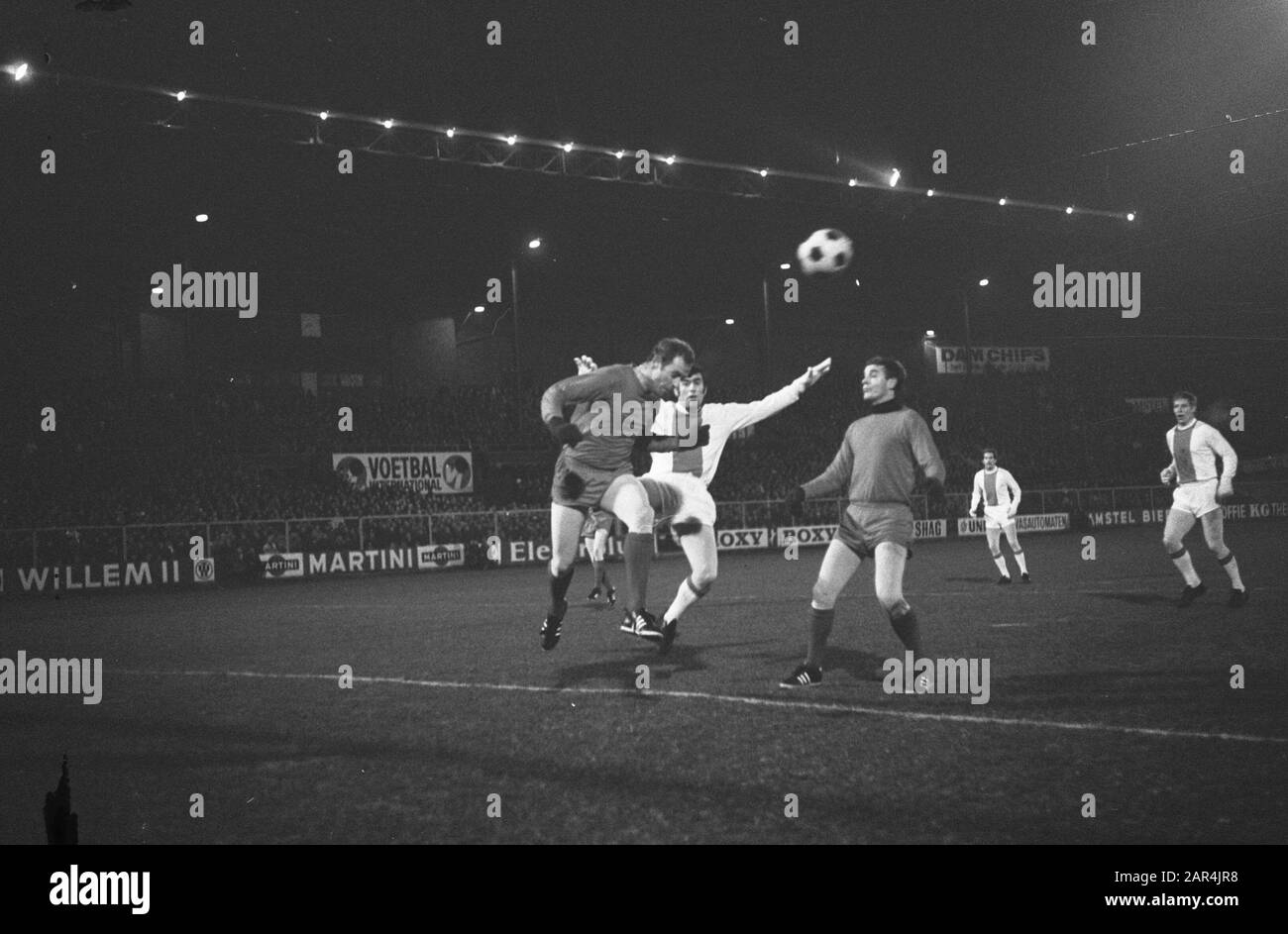 DWS vs. Ajax 2-1 nr. 9: Cruijff (destra) in duello con Overweg Data: 11 Dicembre 1968 Parole Chiave: Sport, calcio Nome personale: Cruijff, Johan Foto Stock