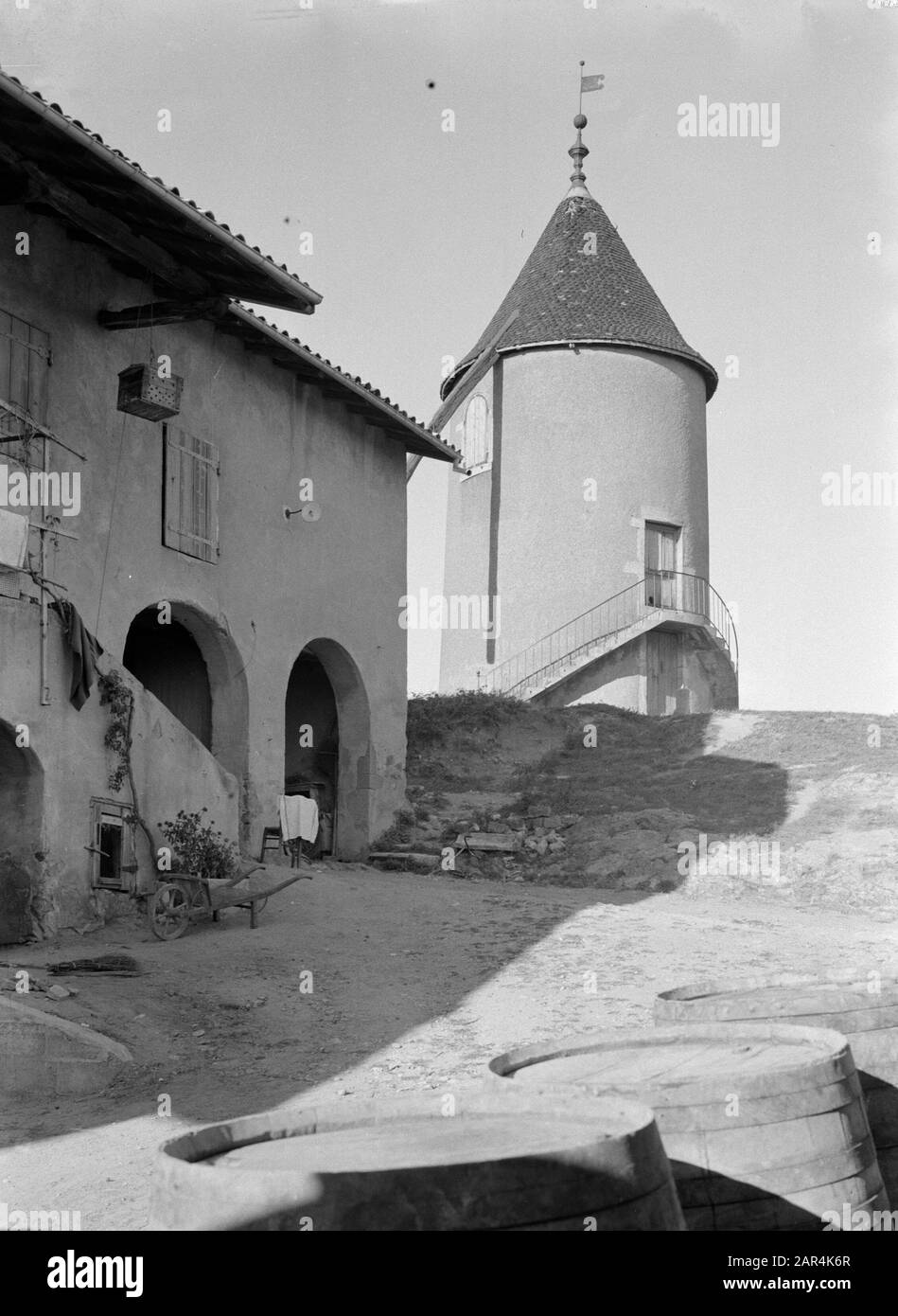 Regione del vino - Beaujolais un mulino a vento 13th-secolo nei vigneti di Moulin à Vent Data: 1935 luogo: Borgogna, Francia Parole Chiave: Mulini Foto Stock